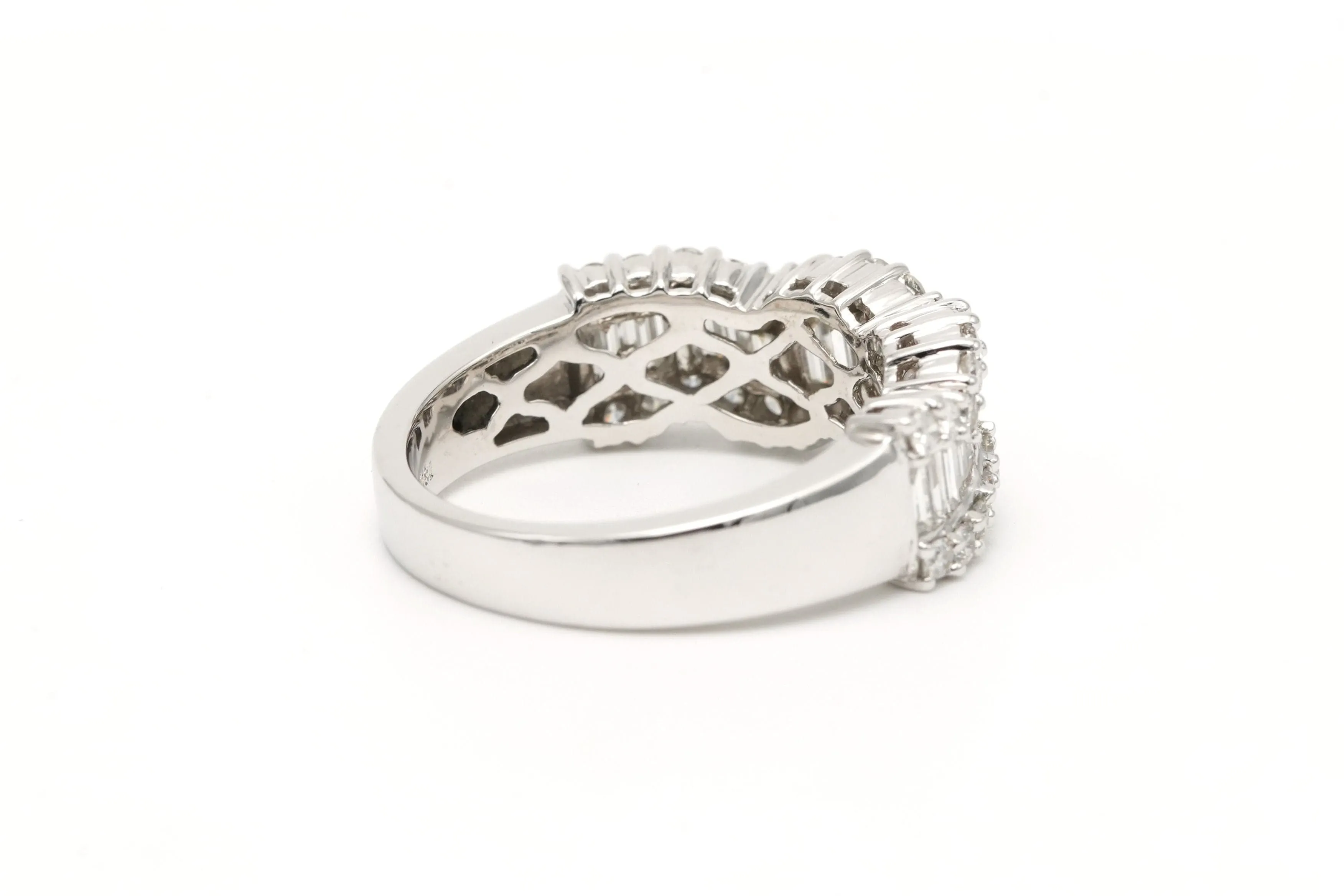 Bague contemporaine en or blanc 18 carats sertie de diamants sold by 58 Facettes product image thumbnail 5