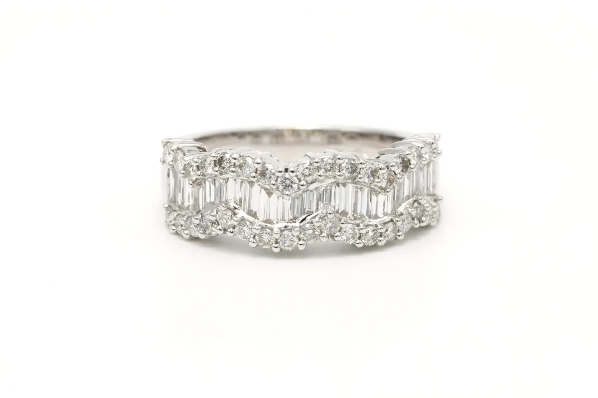 Bague contemporaine en or blanc 18 carats sertie de diamants sold by 58 Facettes