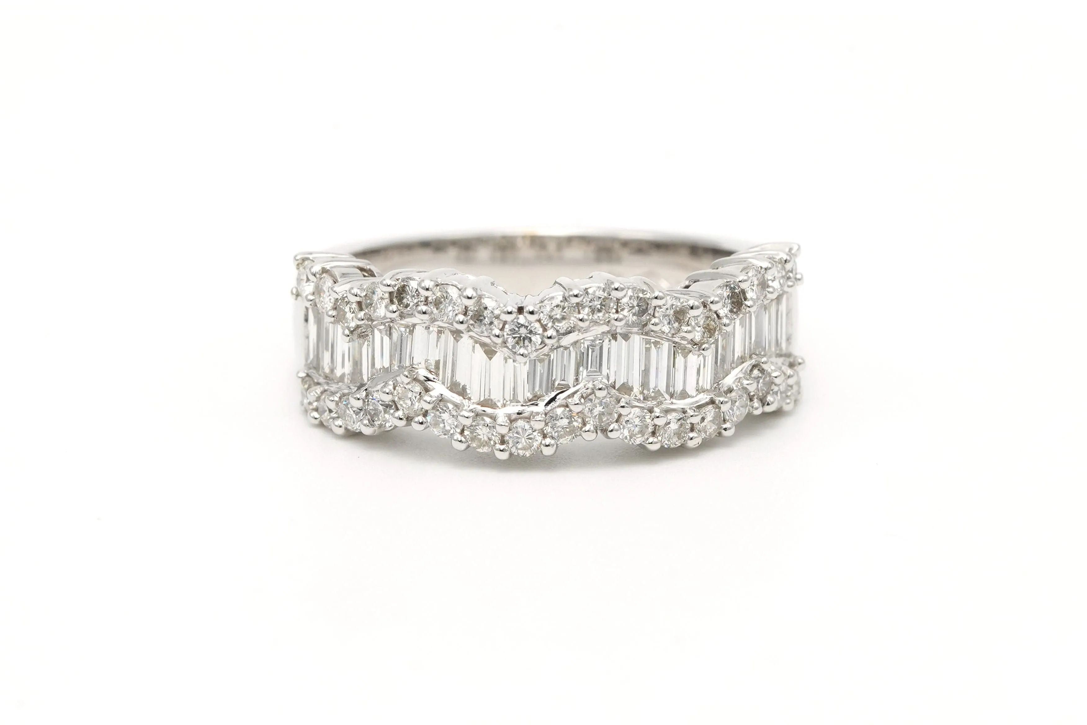 Bague contemporaine en or blanc 18 carats sertie de diamants sold by 58 Facettes