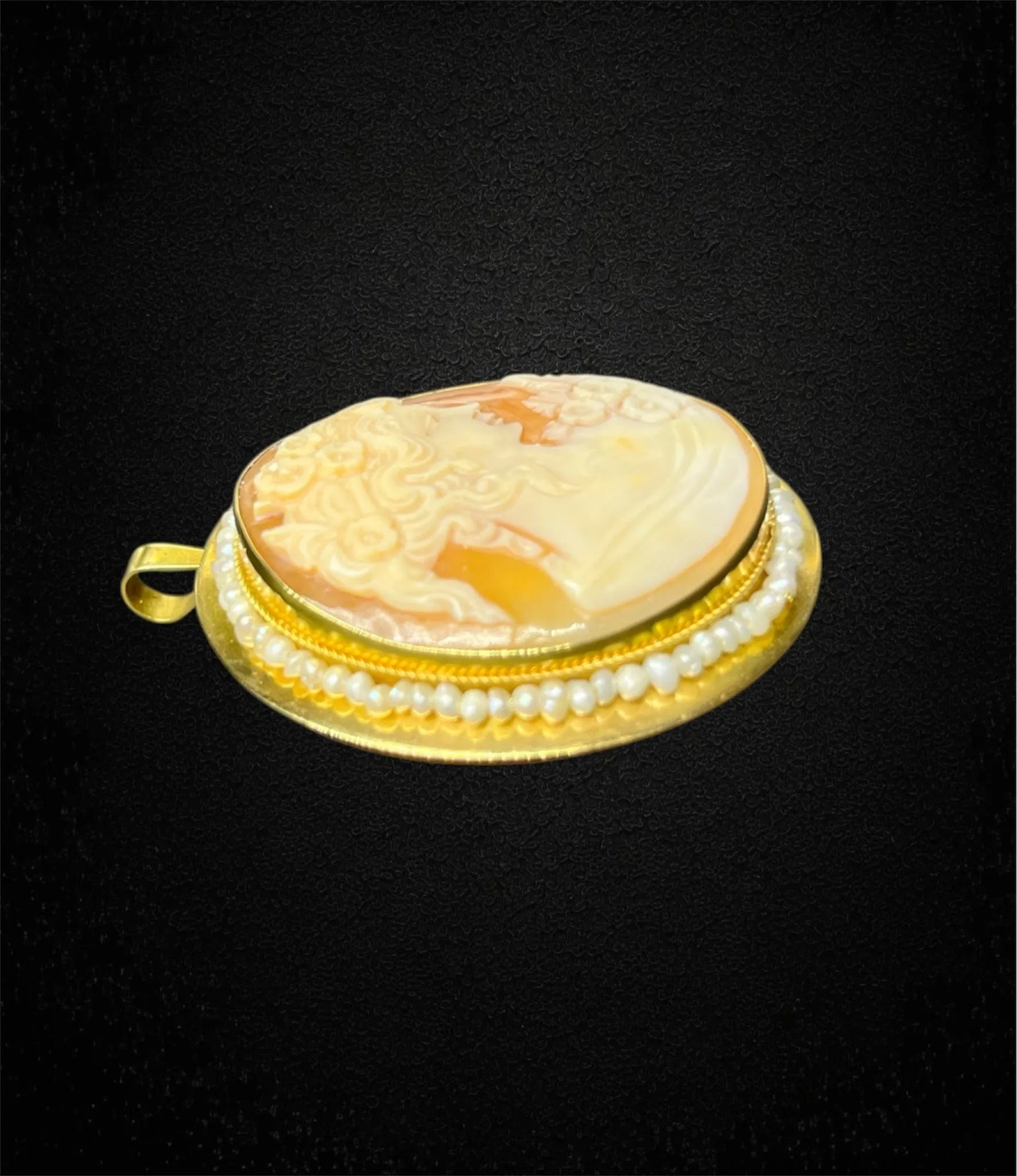 Pendentif en or jaune orné d'un camée et de micro-perles, fabrication italienne, années 1960 sold by 58 Facettes product image thumbnail 4