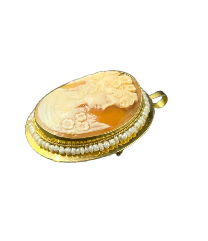 Pendentif en or jaune orné d'un camée et de micro-perles, fabrication italienne, années 1960 sold by 58 Facettes