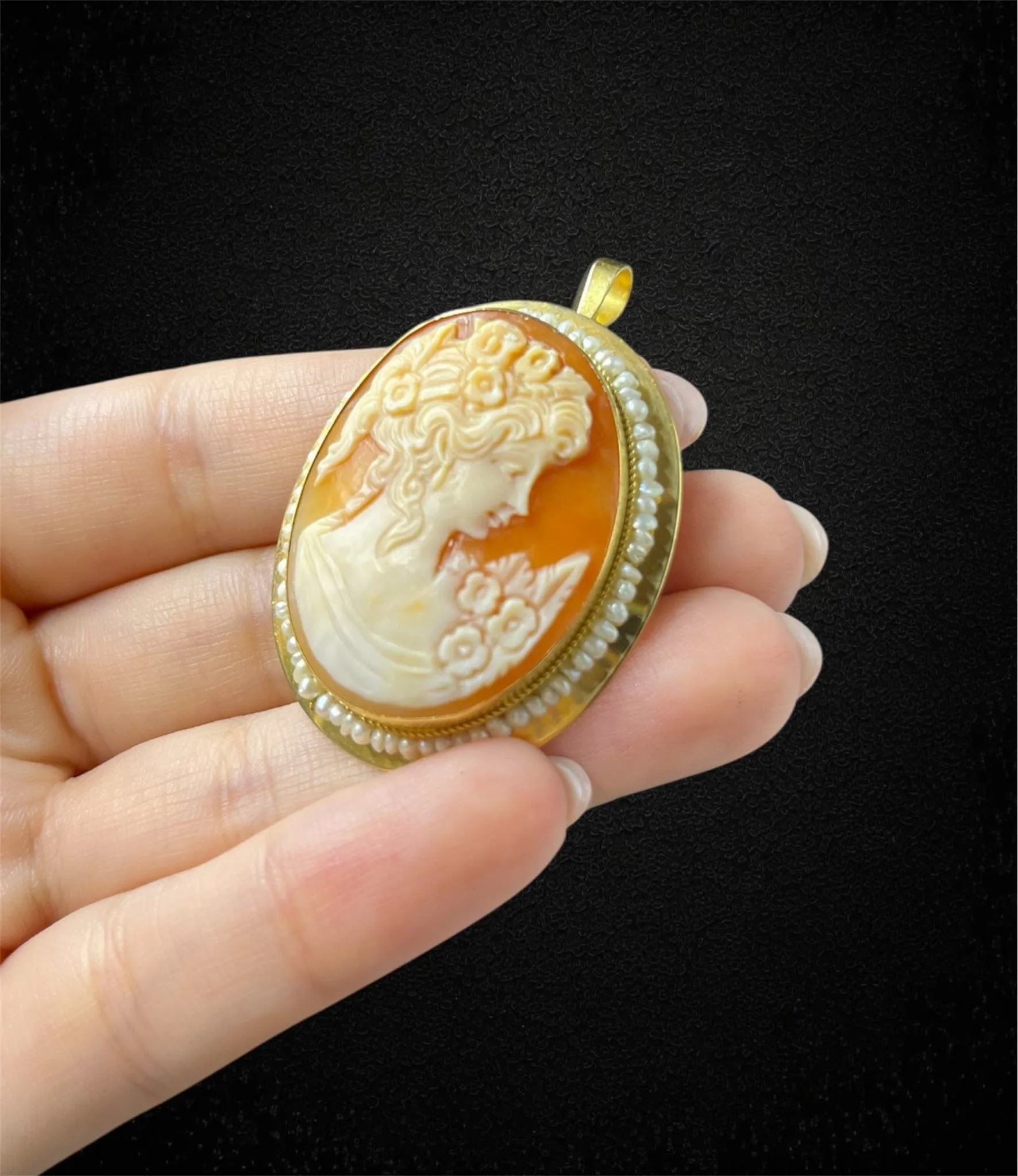 Pendentif en or jaune orné d'un camée et de micro-perles, fabrication italienne, années 1960 sold by 58 Facettes product image thumbnail 2