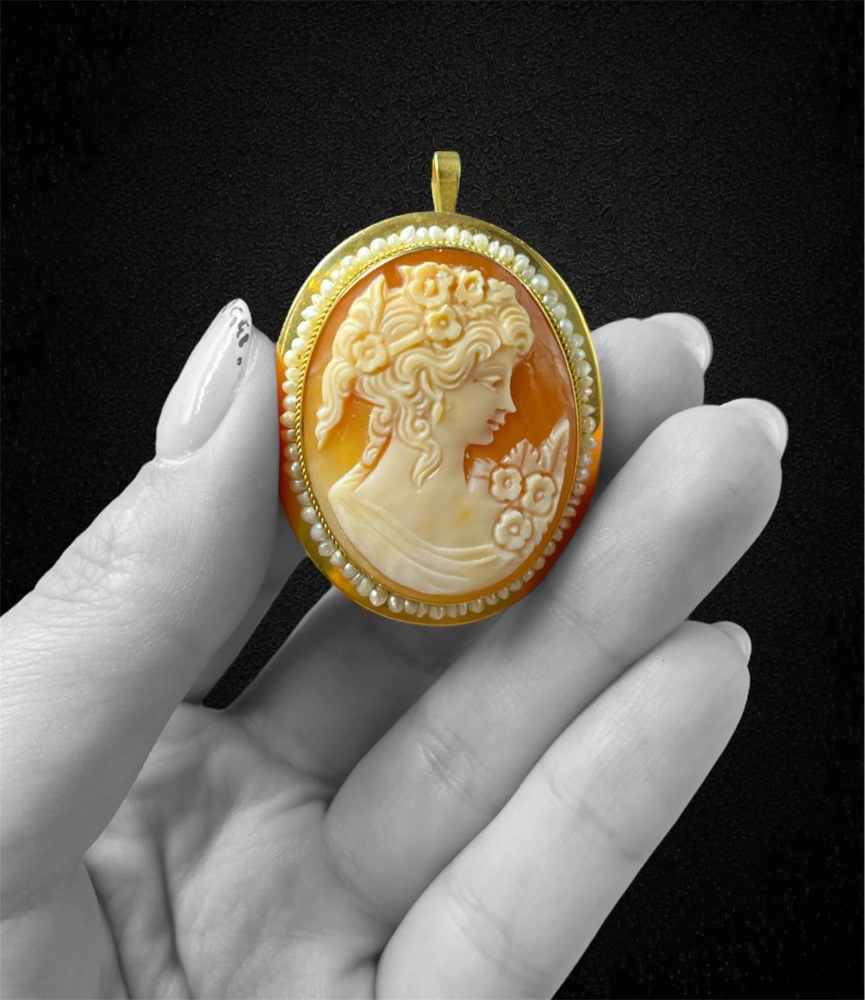 Pendentif en or jaune orné d'un camée et de micro-perles, fabrication italienne, années 1960 sold by 58 Facettes product image thumbnail 3