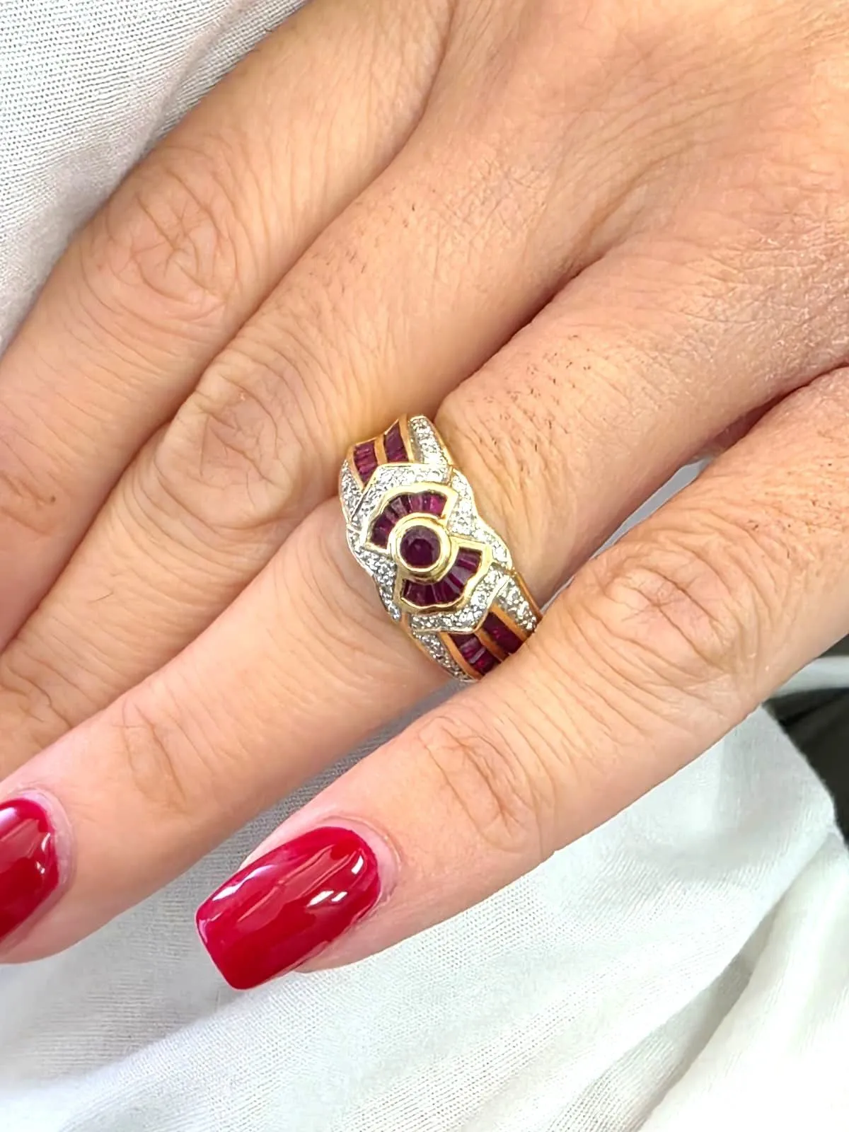Bague en or jaune massif 18 carats avec diamants et rubis sold by 58 Facettes product image thumbnail 2
