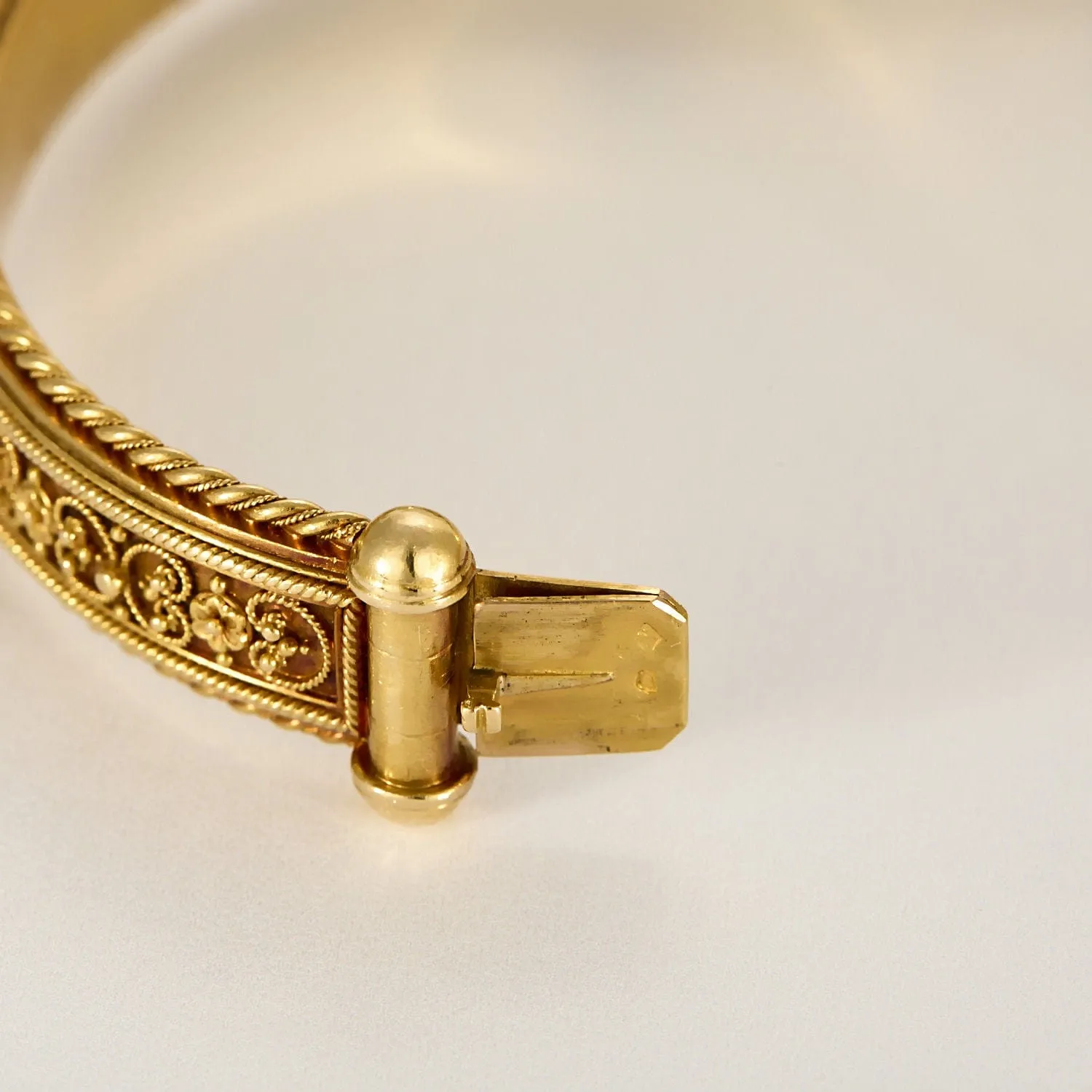 Bracelet jonc en or jaune à motif de fleurs sold by 58 Facettes product image thumbnail 4