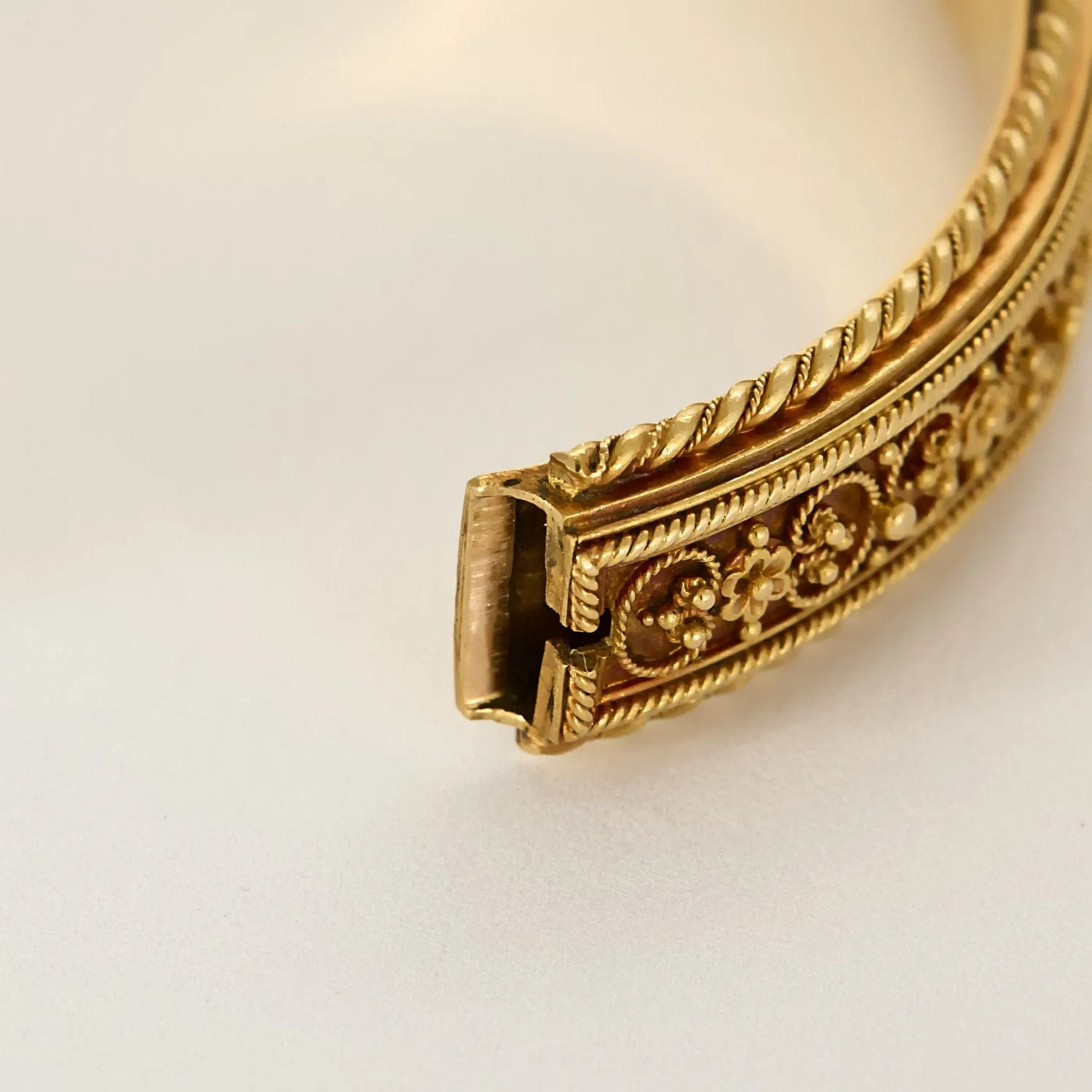 Bracelet jonc en or jaune à motif de fleurs sold by 58 Facettes product image thumbnail 5