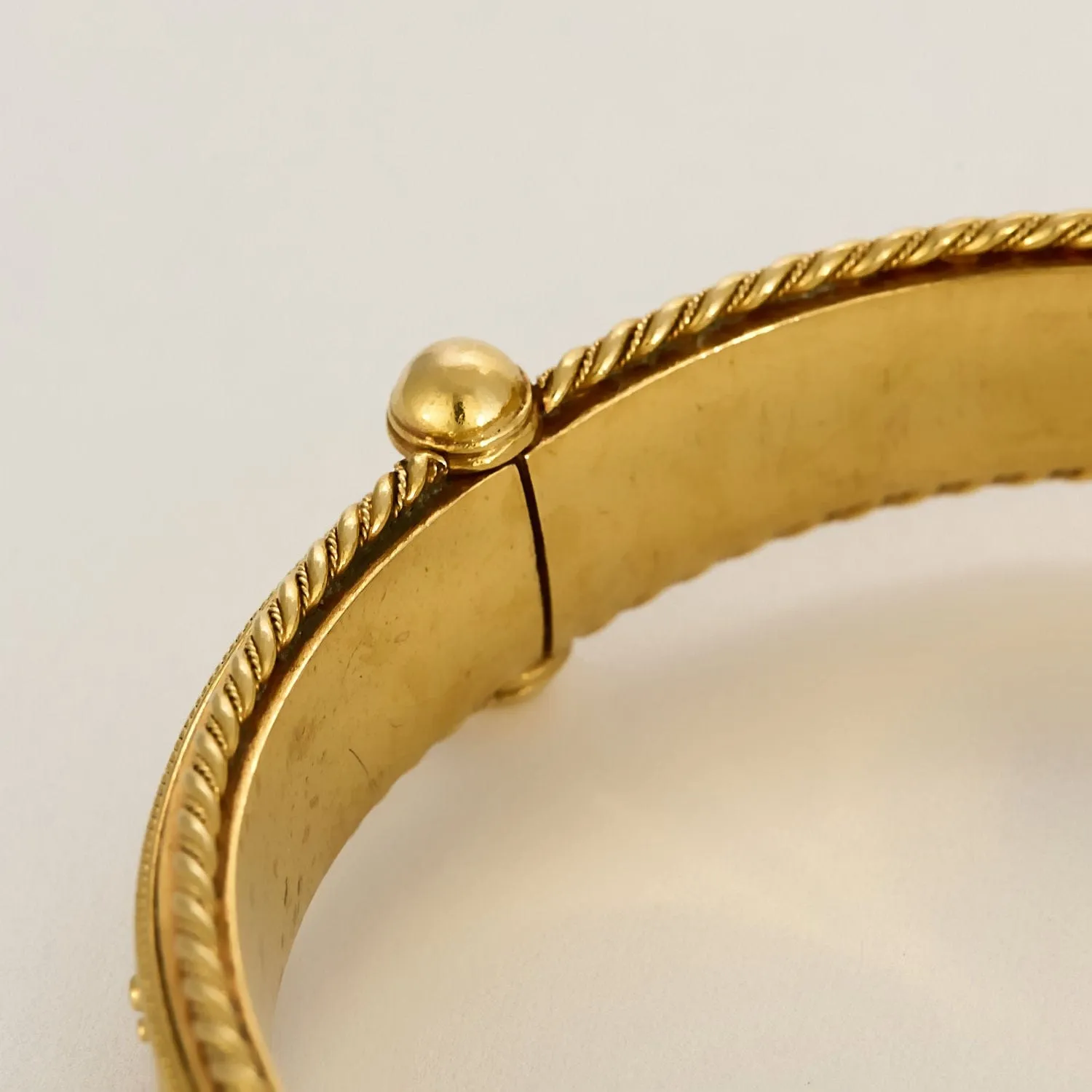 Bracelet jonc en or jaune à motif de fleurs sold by 58 Facettes product image thumbnail 3