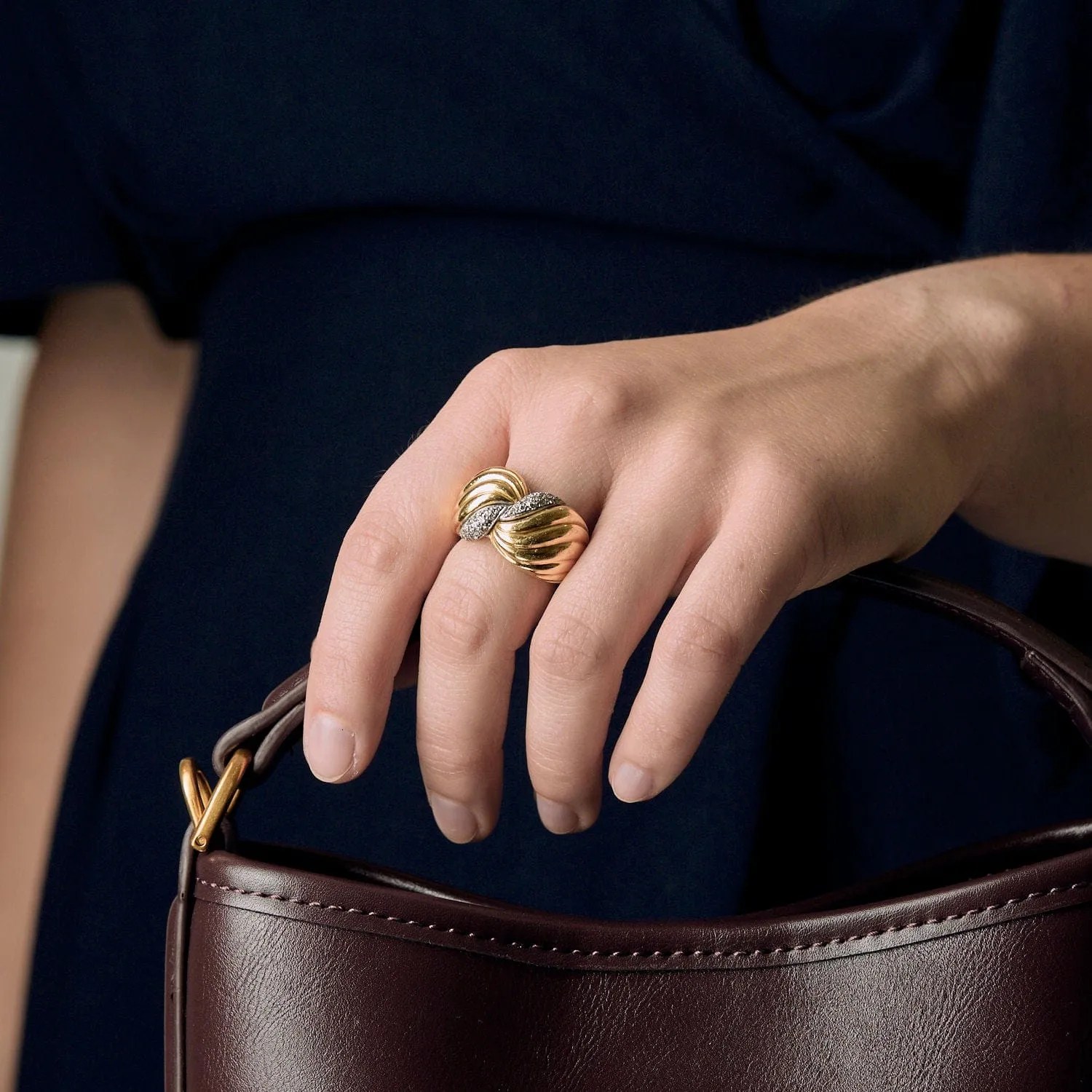 Bague or jaune et diamants à motif de noeud stylisé sold by 58 Facettes product image thumbnail 2