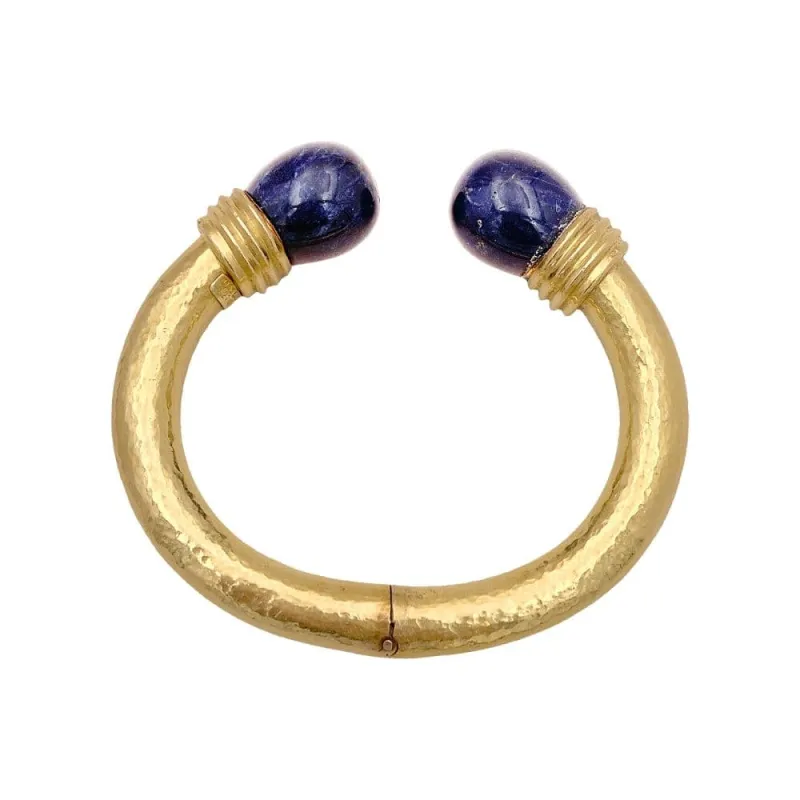 Bracelet jonc Ilias Lalaounis, collection "Neolithic", en or jaune martelé et sodalite. sold by 58 Facettes