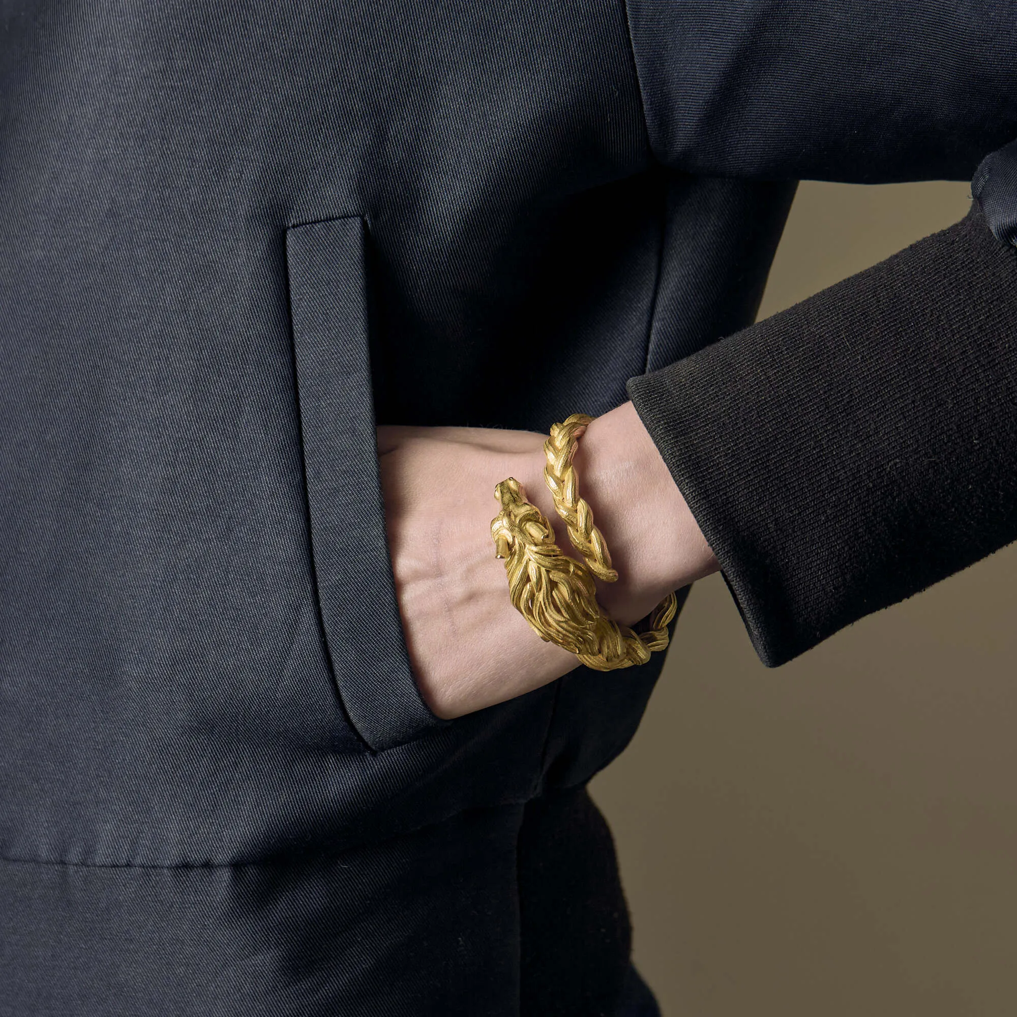 HERMES - Bracelet jonc vintage en or jaune a motif de cheval sold by 58 Facettes product image thumbnail 4