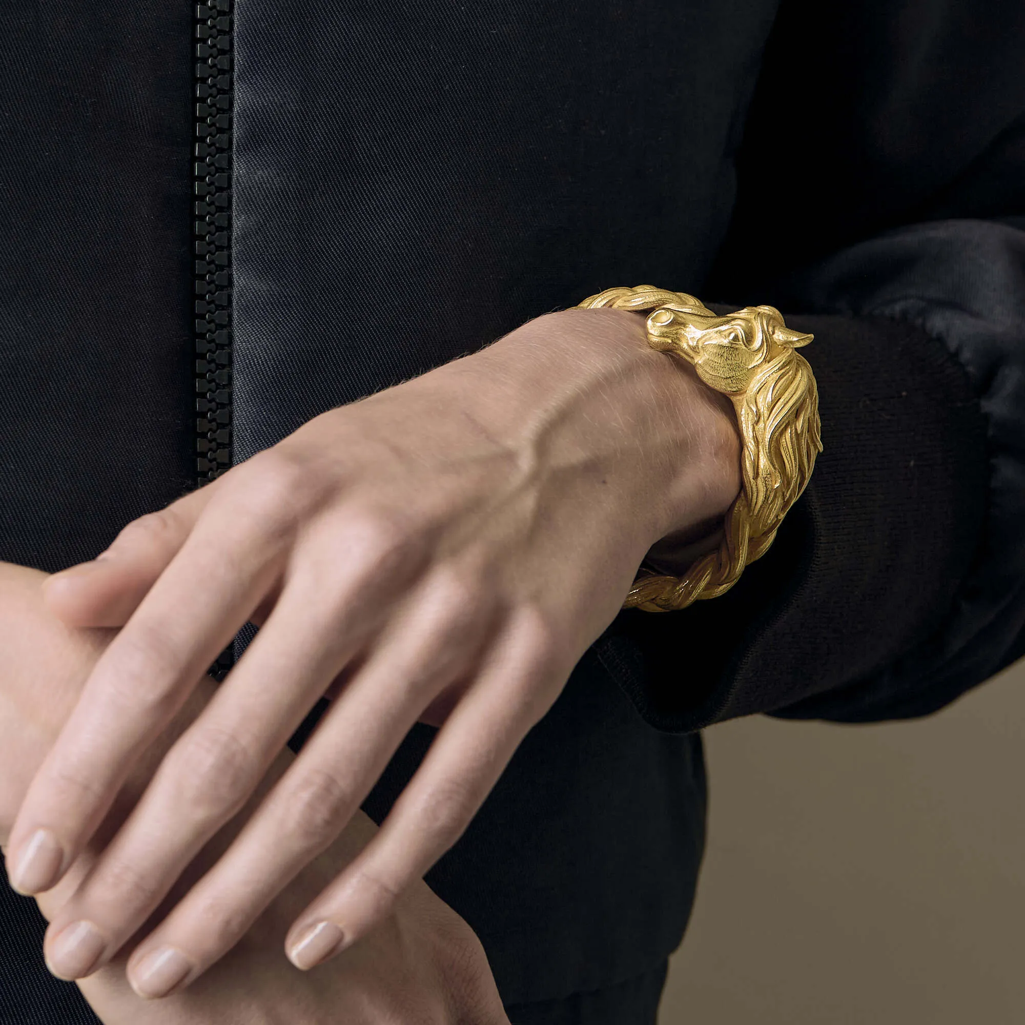 HERMES - Bracelet jonc vintage en or jaune a motif de cheval sold by 58 Facettes product image thumbnail 2