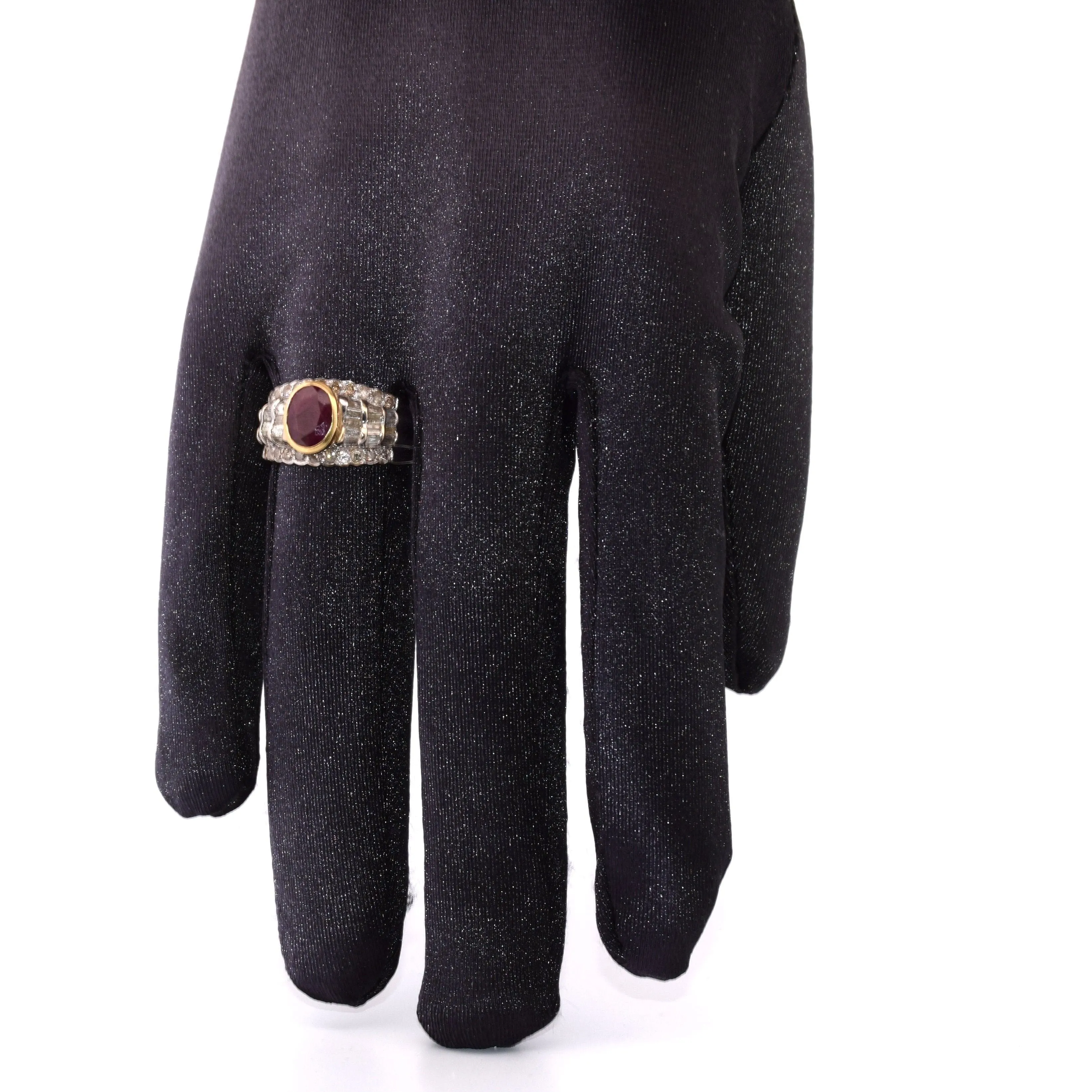 Bague vintage en or blanc avec rubis et diamants sold by 58 Facettes product image thumbnail 2