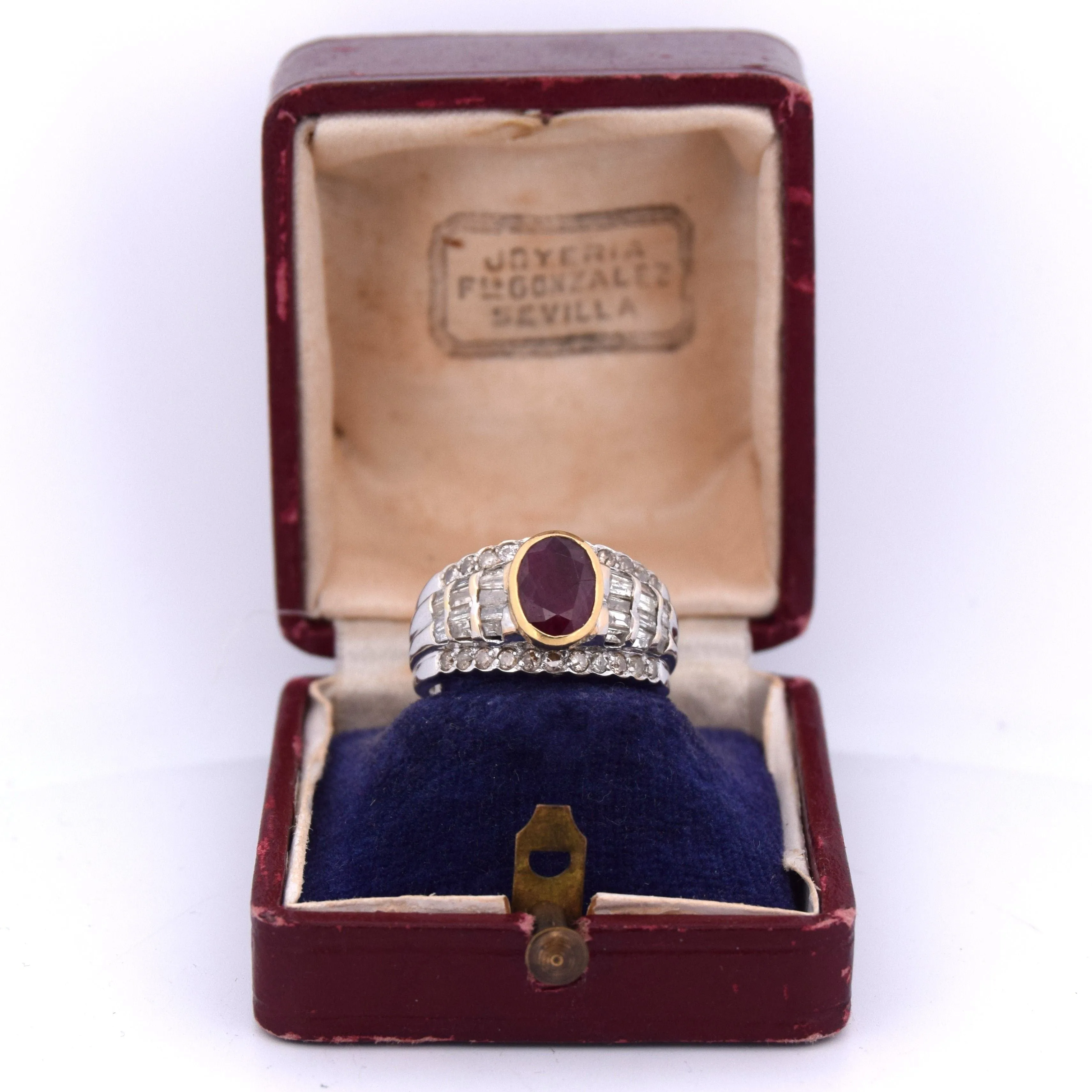 Bague vintage en or blanc avec rubis et diamants sold by 58 Facettes product image thumbnail 3