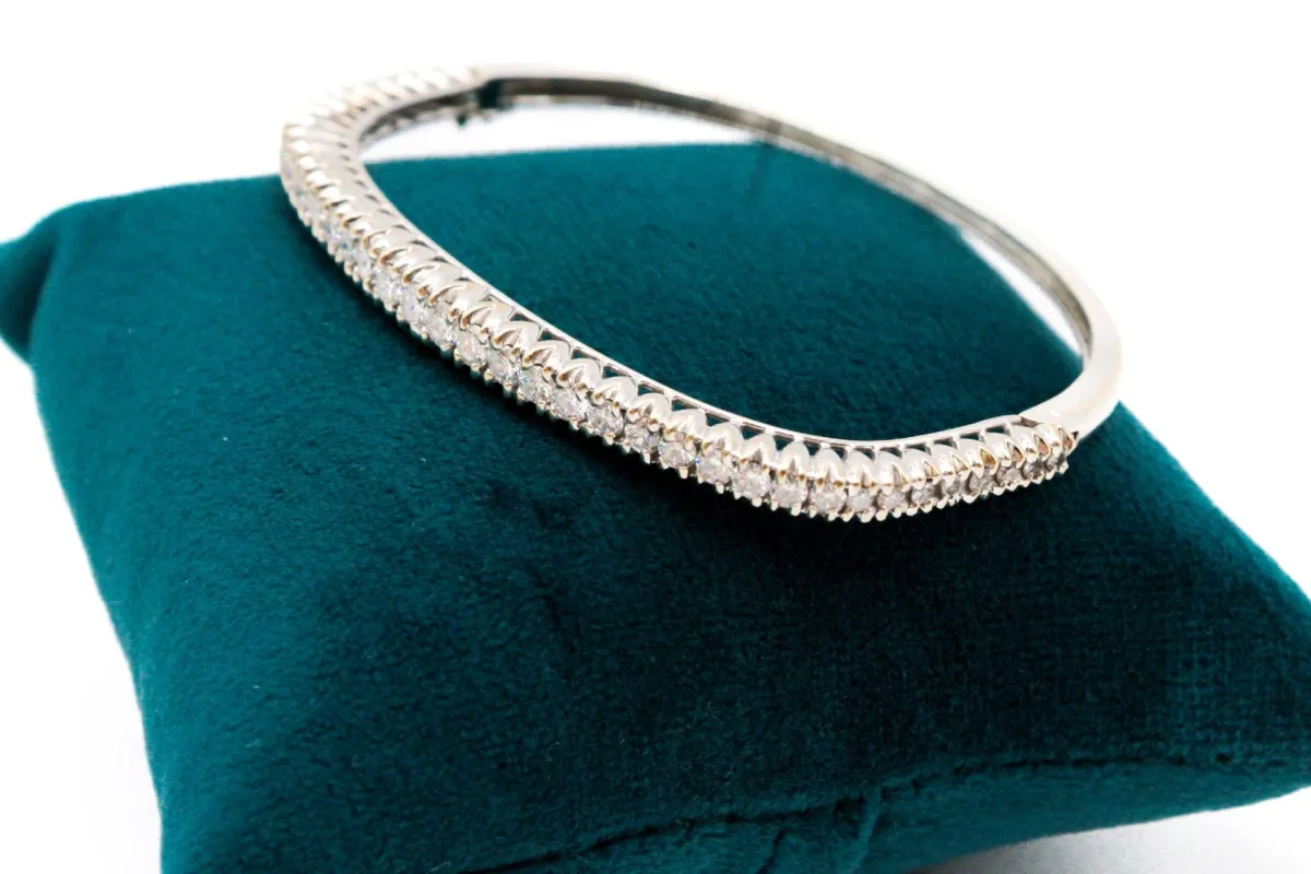 Bracelet jonc or blanc diamants sold by 58 Facettes