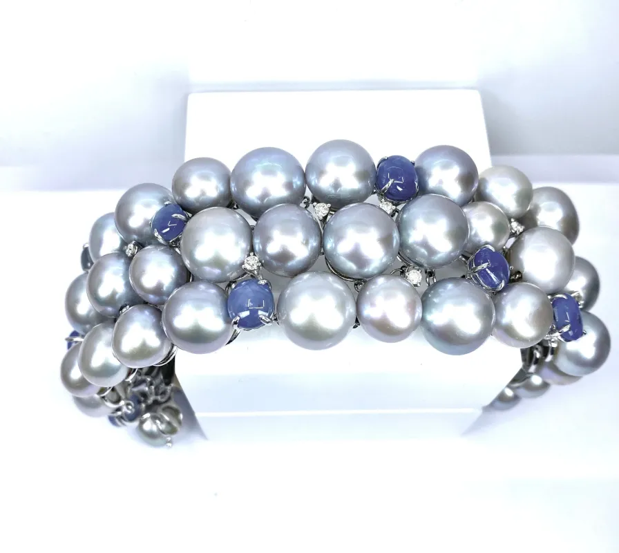 Important bracelet or blanc, saphirs étoilés, diamants et perles grises sold by 58 Facettes