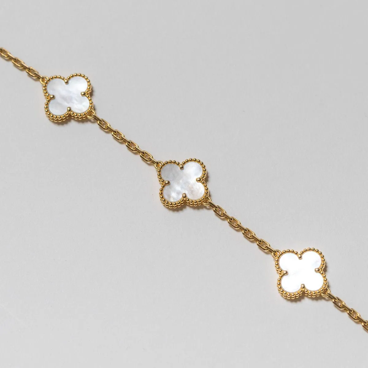 Van Cleef & Arpels - Bracelet Alhambra Nacre et Or jaune sold by 58 Facettes product image thumbnail 3