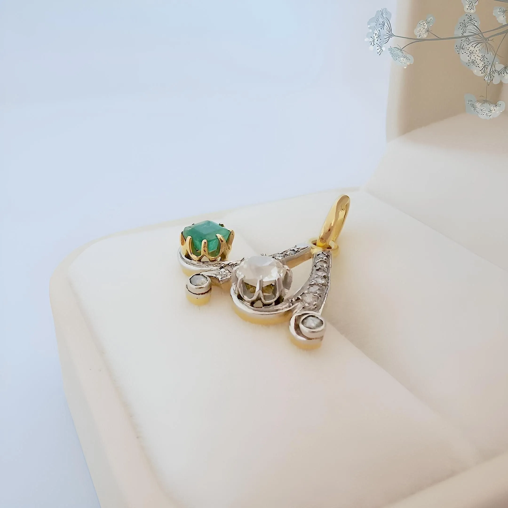 Pendentif Belle Époque émeraude et diamants sur or jaune et platine sold by 58 Facettes product image thumbnail 3