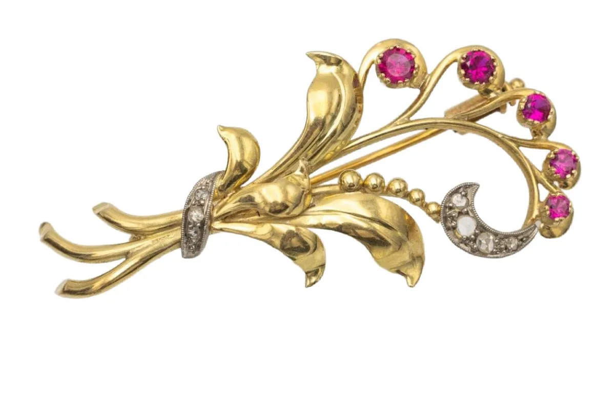 Broche en or, bouquet de fleurs avec rubis et diamants synthétiques, première moitié du XXe siècle. sold by 58 Facettes
