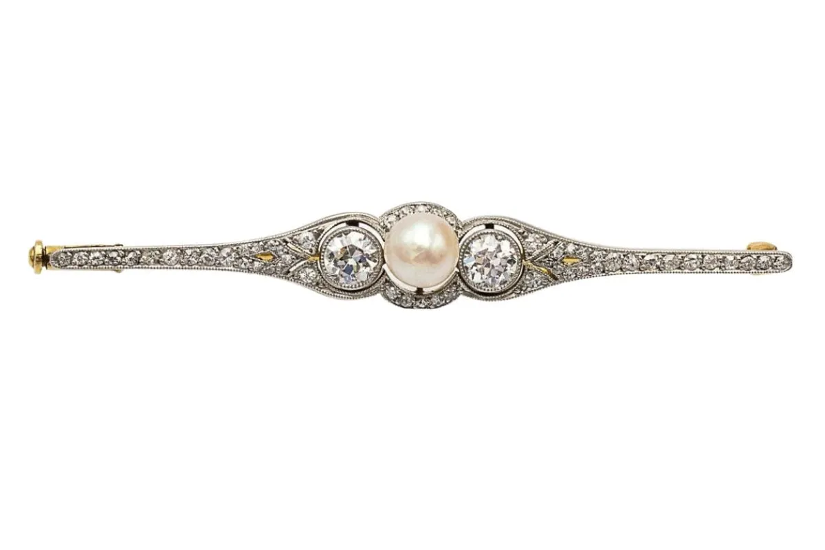 Broche en or avec diamants taille ancienne 0,95 ct et une perle sold by 58 Facettes