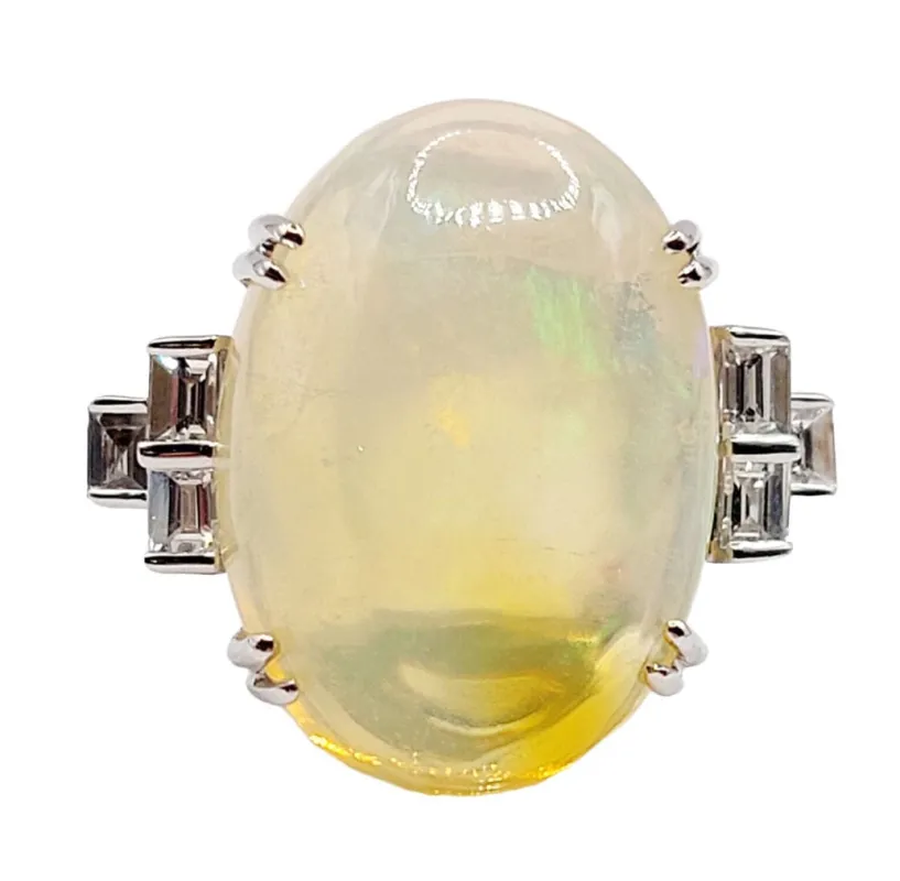 Bague cocktail vintage or blanc, opale cabochon 9,50 carats et diamants baguettes sold by 58 Facettes