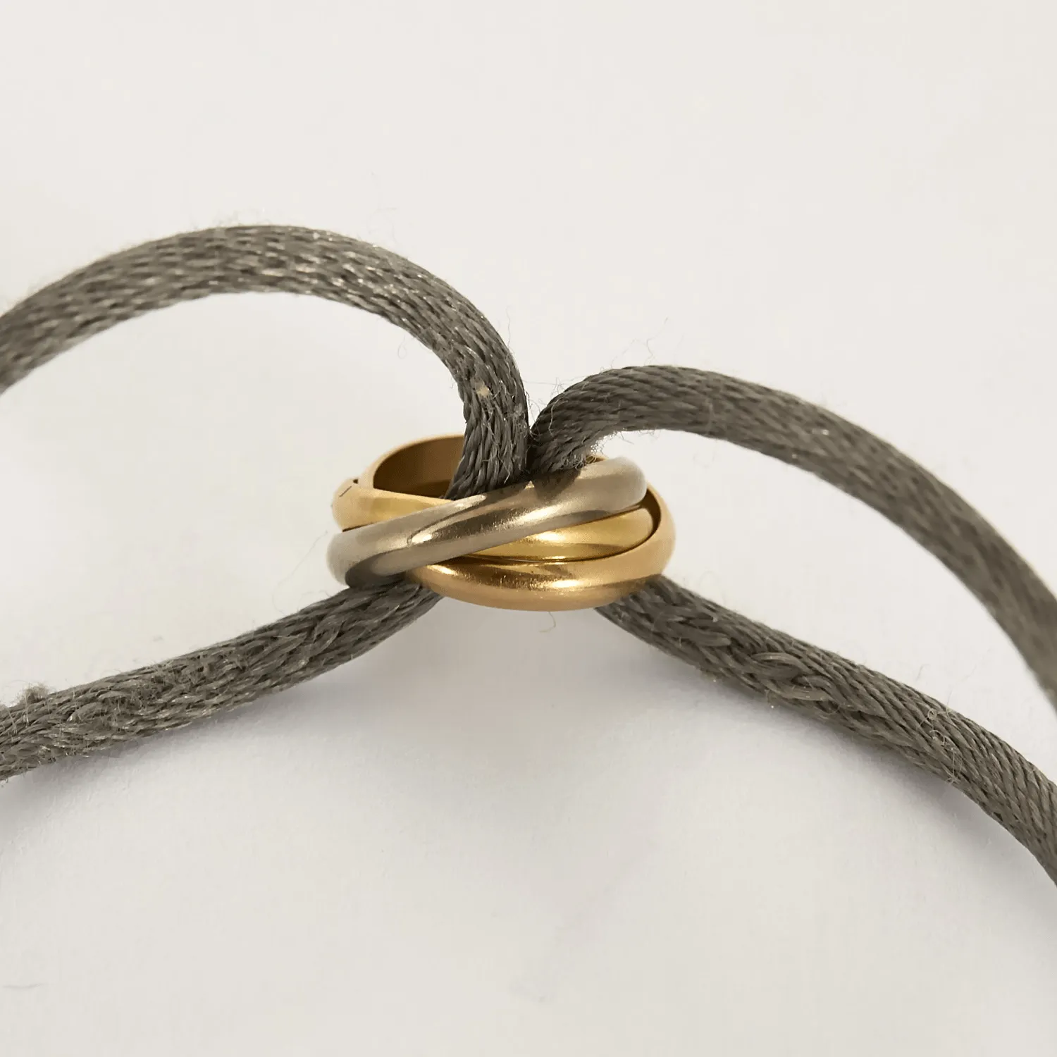 CARTIER - TRinity - Bracelet cordon et pendentif trois ors sold by 58 Facettes product image thumbnail 3