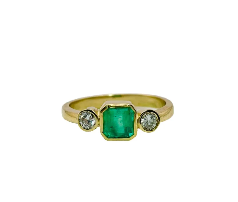 Bague en or avec une émeraude et des diamants sold by 58 Facettes