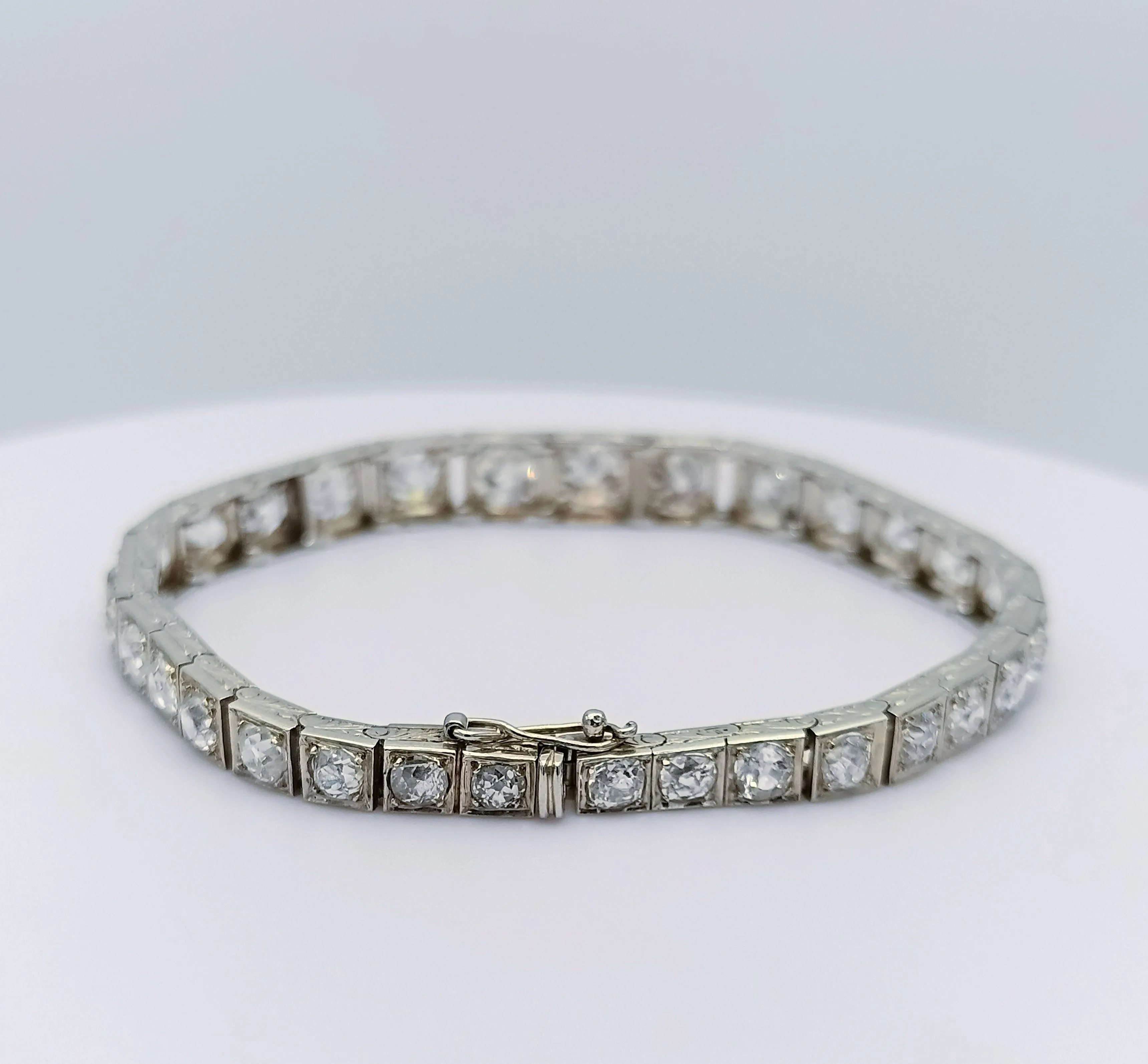 Bracelet rivière de diamants fin XIXème en or 18K sold by 58 Facettes product image thumbnail 5