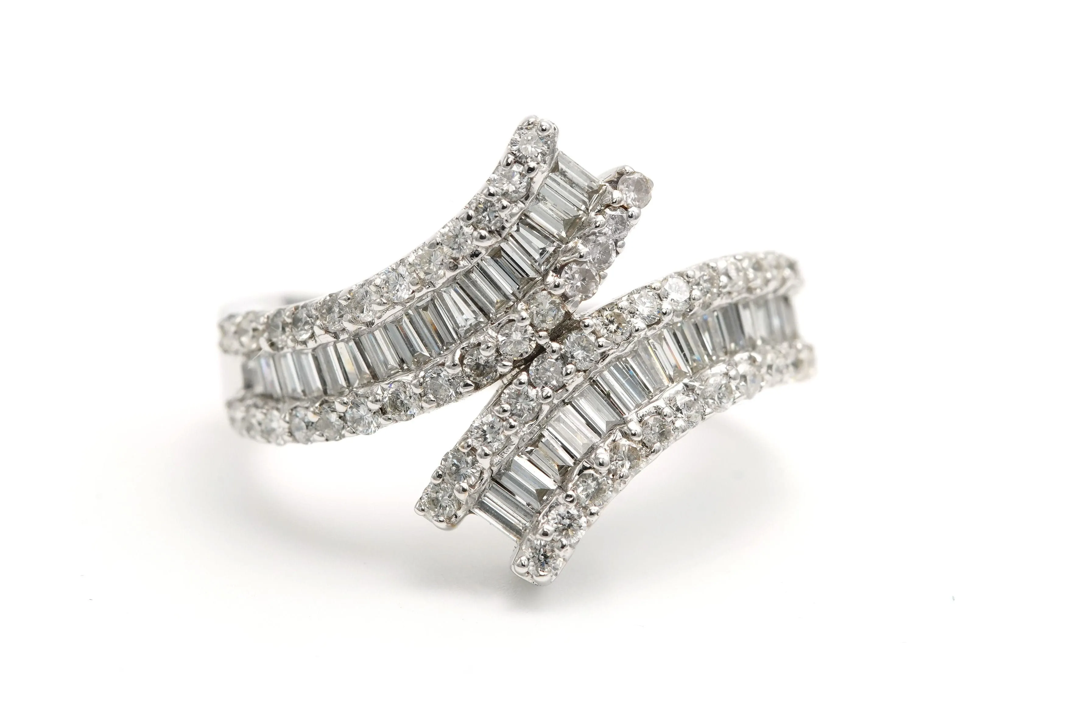 Bague contemporain or blanc, diamants baguette et diamants brillant sold by 58 Facettes