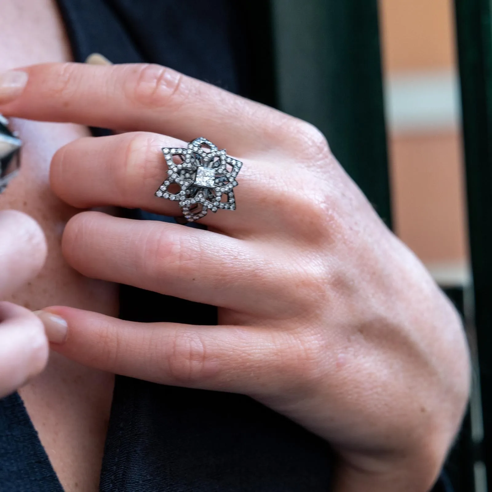 Bague Fleur Or noir Diamant sold by 58 Facettes product image thumbnail 2