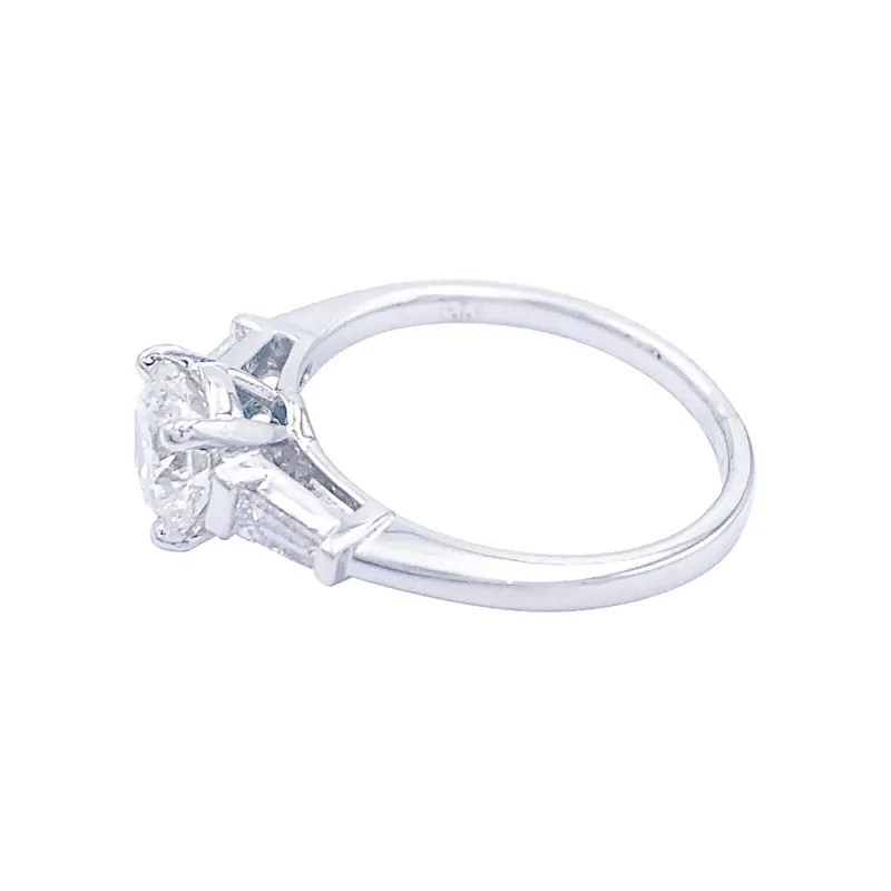Bague solitaire accompagné de diamants baguette. sold by 58 Facettes
