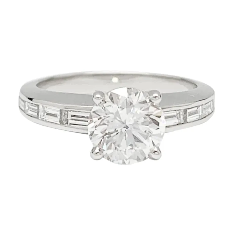 Bague solitaire accompagné de diamants baguette. sold by 58 Facettes