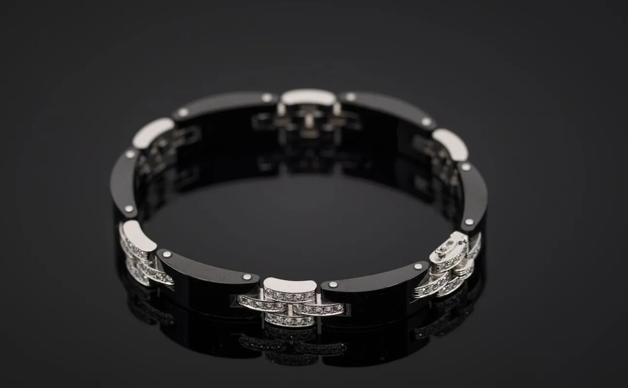 CARTIER - Bracelet Maillon Panthère en or blanc et céramique diamants sold by 58 Facettes