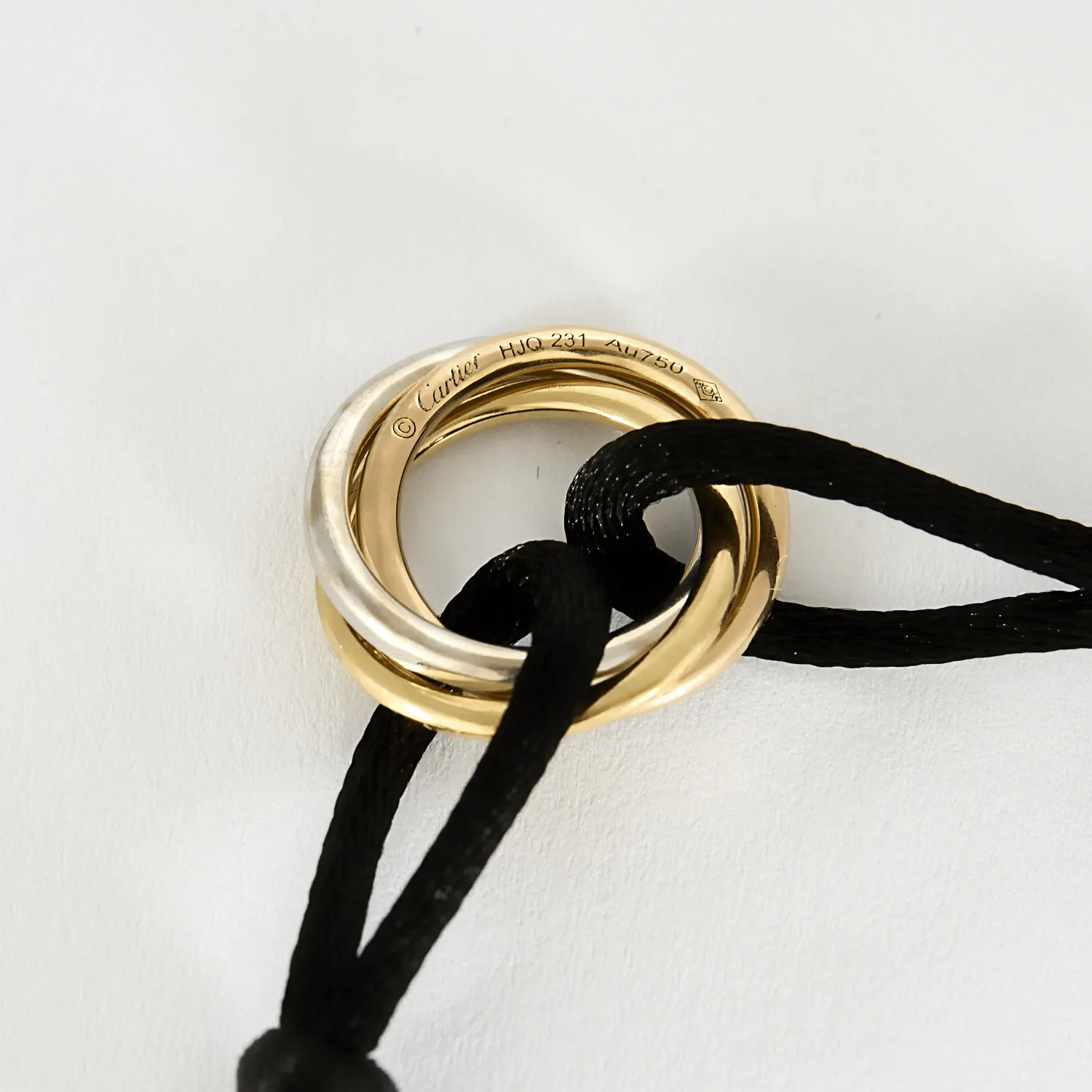 CARTIER - Bracelet Trinity en trois ors et diamants sold by 58 Facettes product image thumbnail 4