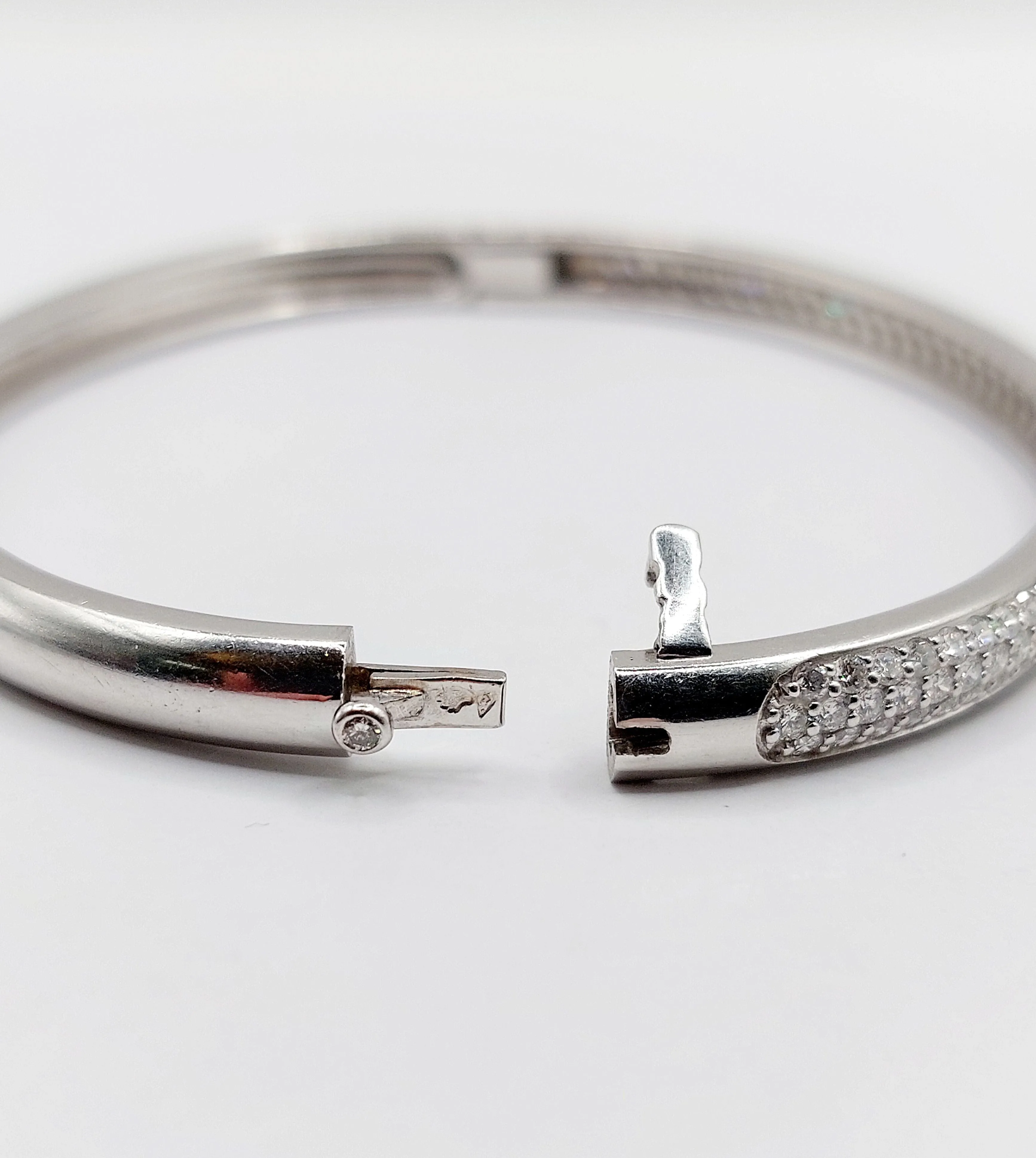 Bracelet jonc or blanc 18k et 2,80 carats de diamants, vintage, art deco sold by 58 Facettes product image thumbnail 4