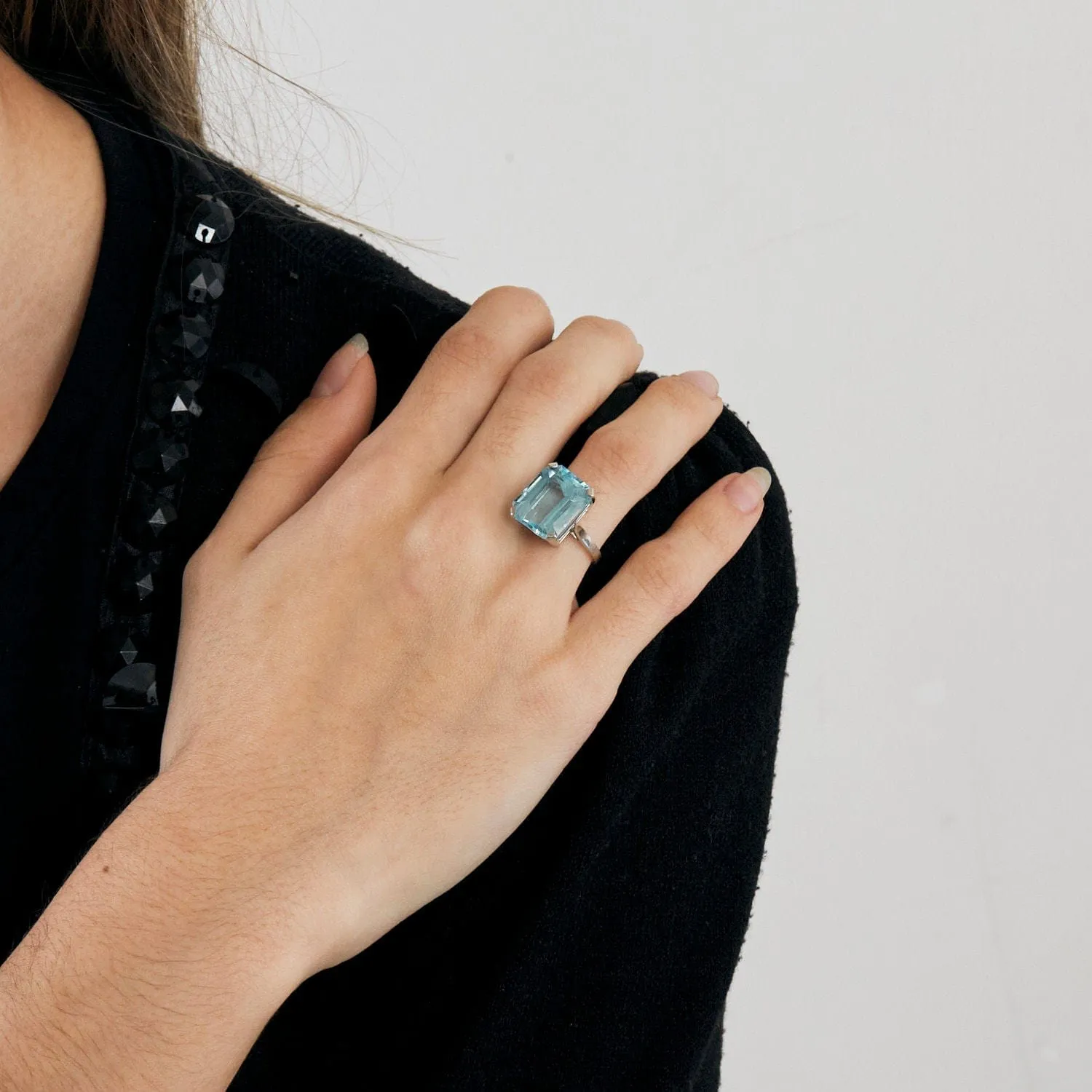 Bague en or blanc 750 ornée d’une topaze bleue sold by 58 Facettes product image thumbnail 3