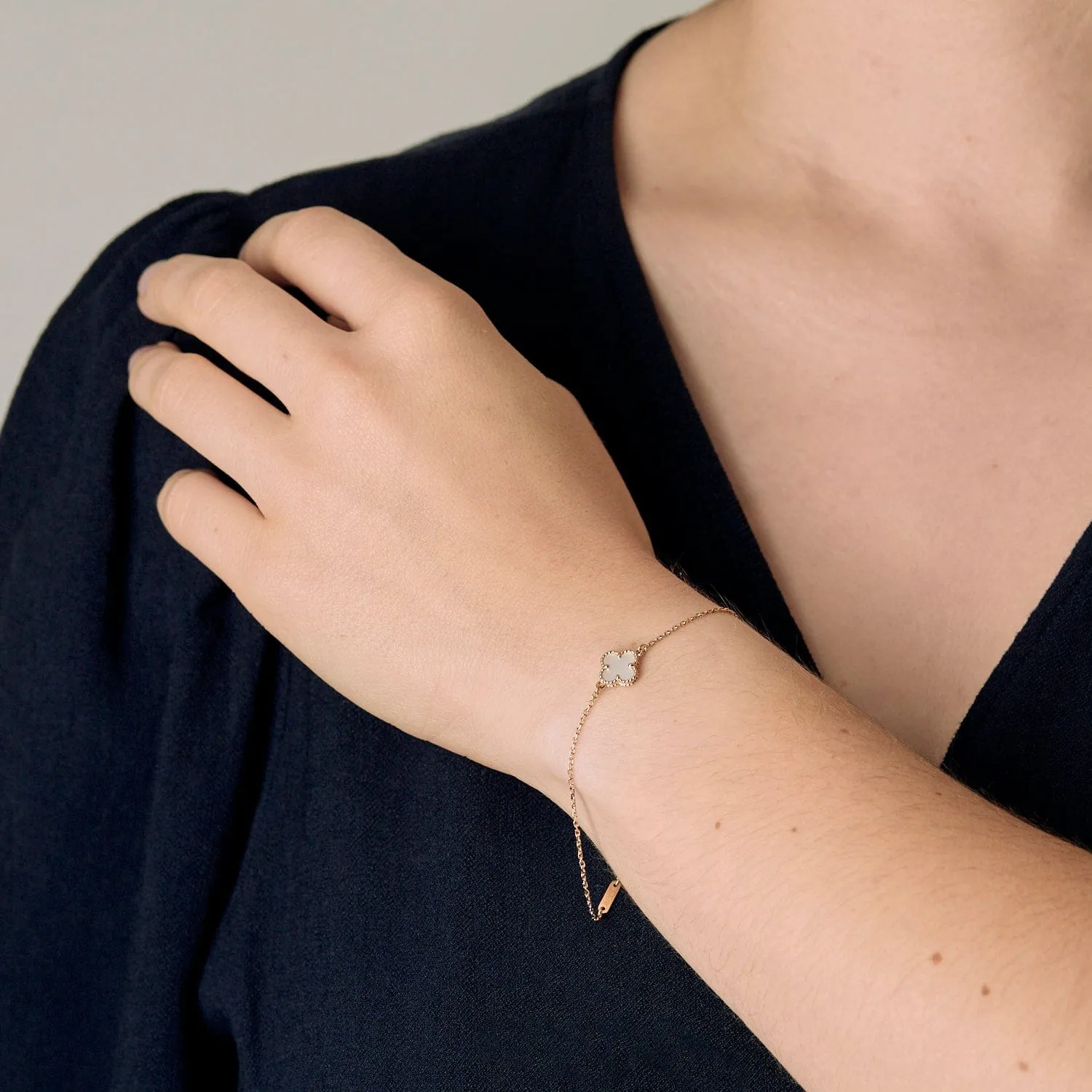 Van Cleef & Arpels - Sweet Alhambra- Bracelet en or jaune et nacre blanche sold by 58 Facettes product image thumbnail 2