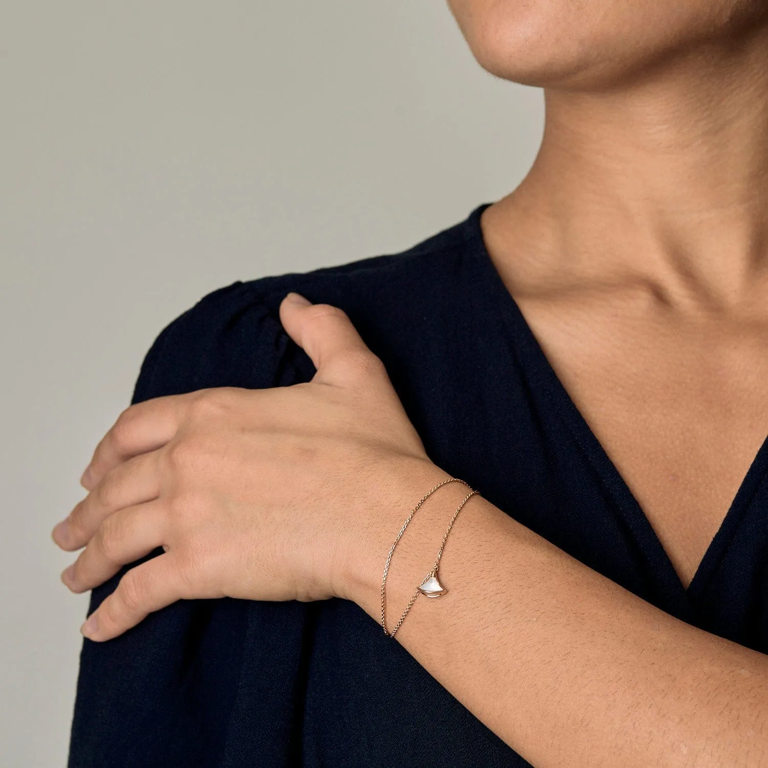 Bulgari - Diva’s Dream - Bracelet or rose et nacre. sold by 58 Facettes product image thumbnail 2