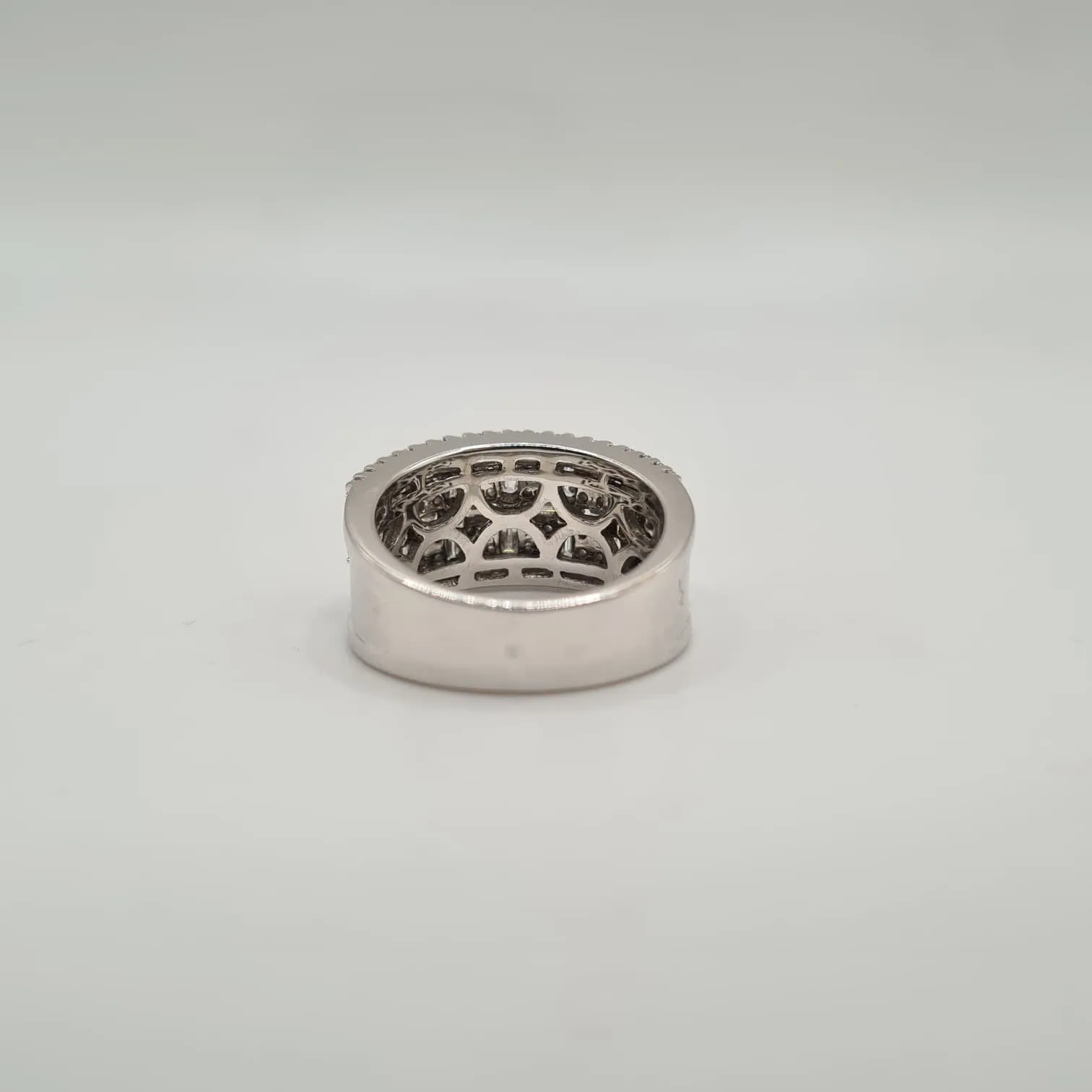 Bague or blanc sertie de diamants baguettes et ronds sold by 58 Facettes product image thumbnail 5