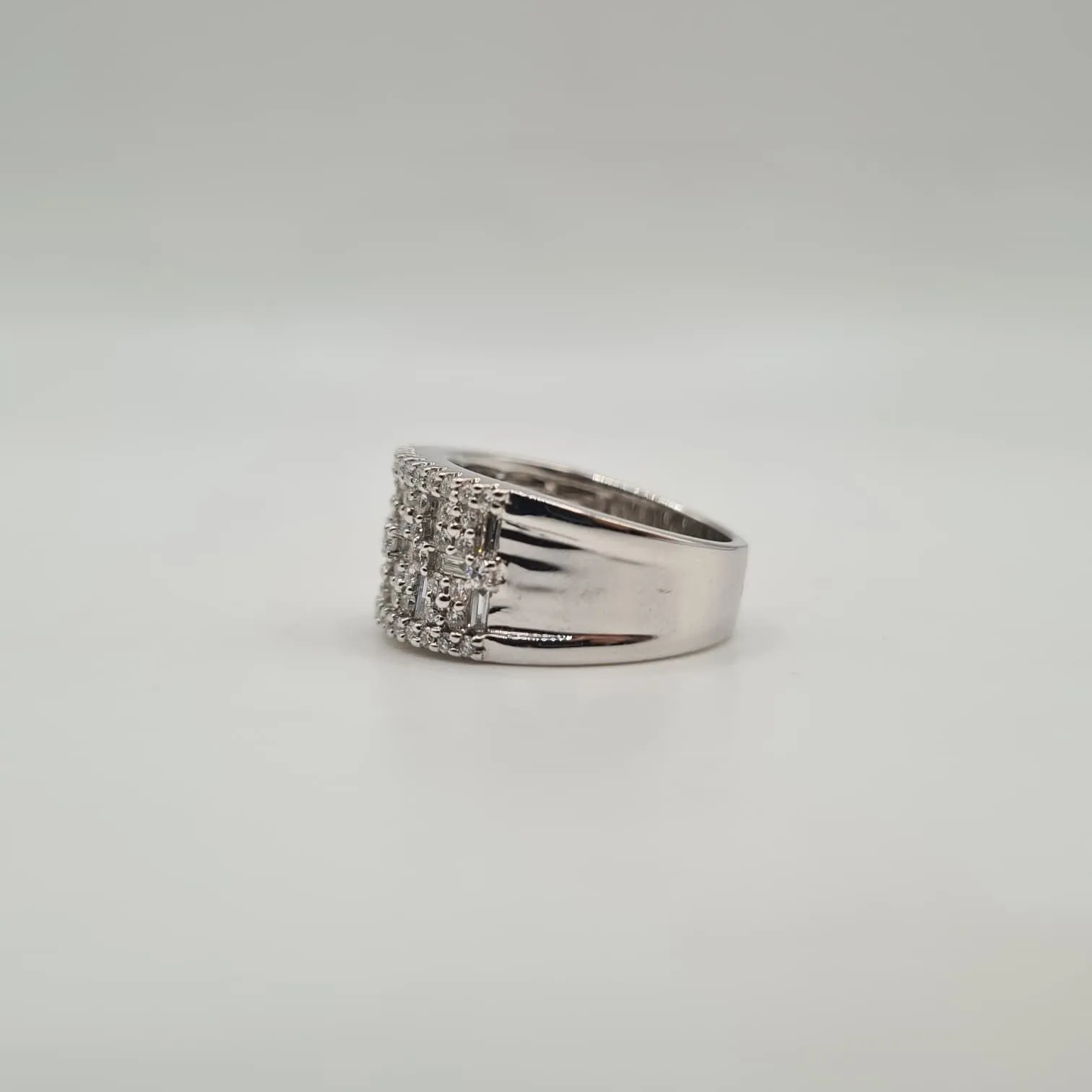 Bague or blanc sertie de diamants baguettes et ronds sold by 58 Facettes product image thumbnail 3