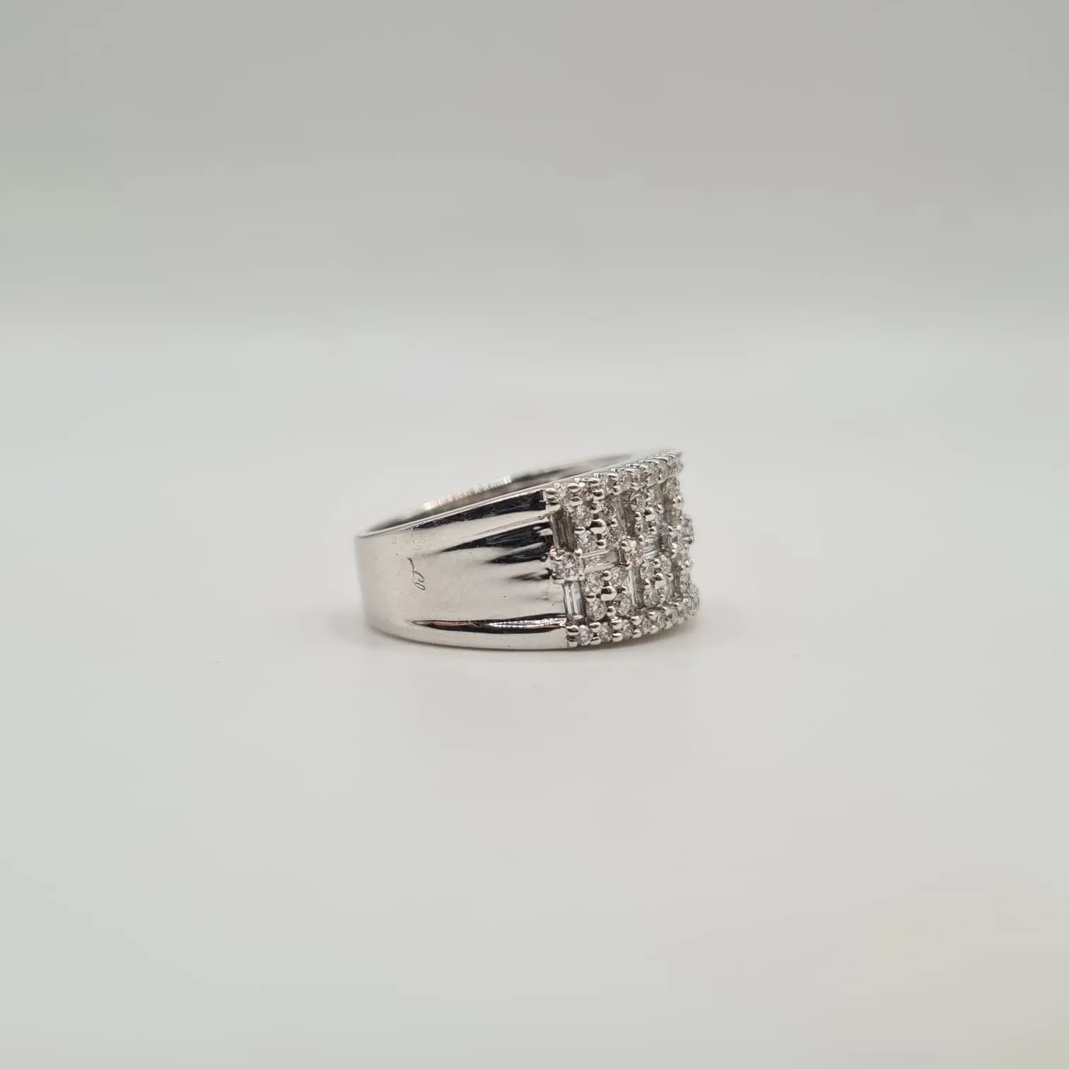 Bague or blanc sertie de diamants baguettes et ronds sold by 58 Facettes product image thumbnail 4