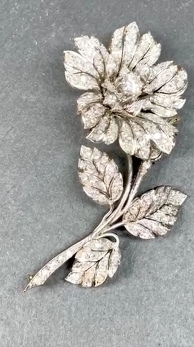 Broche florale rétro en or blanc et diamants – années 40 sold by 58 Facettes product image thumbnail 2