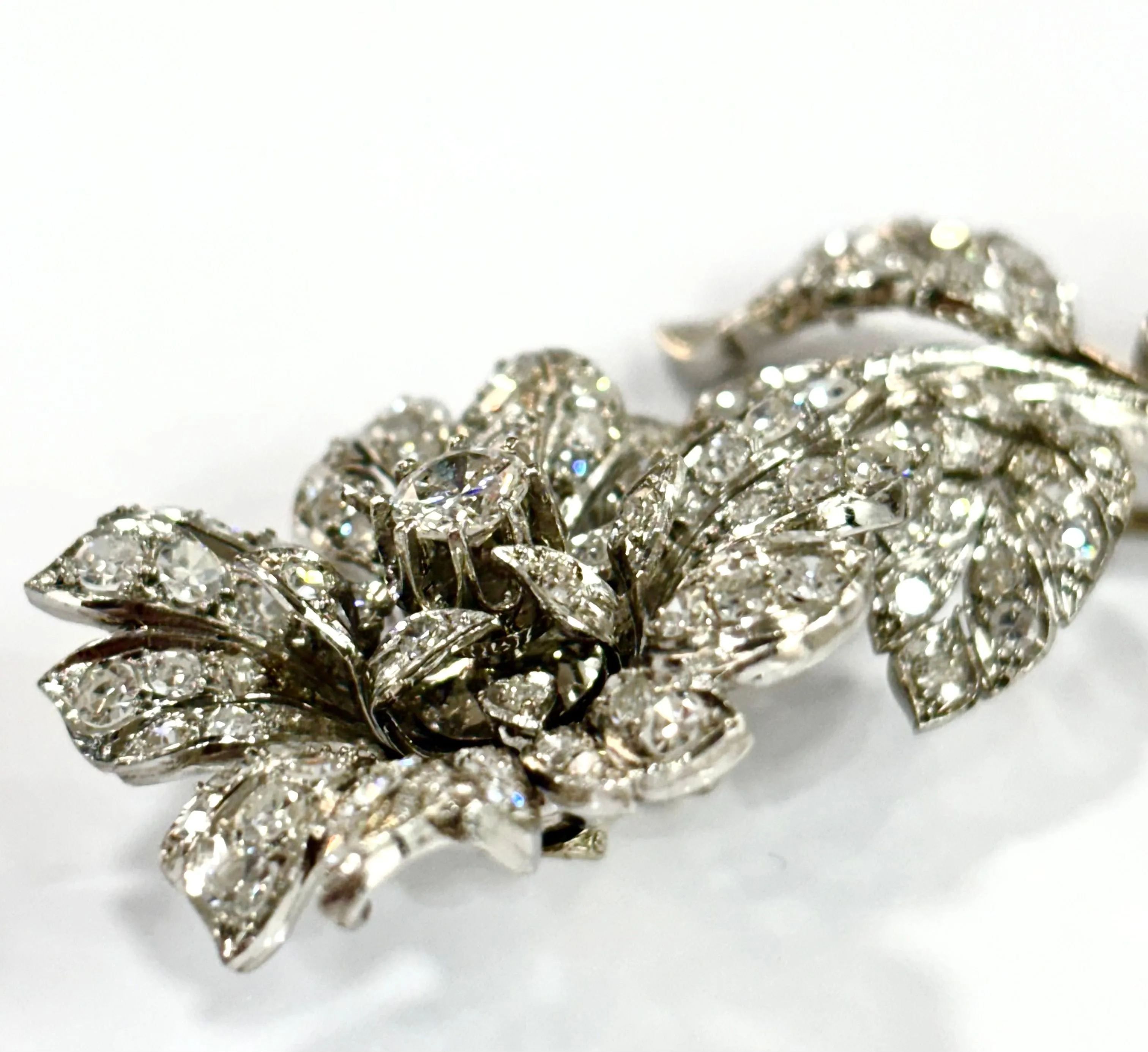 Broche florale rétro en or blanc et diamants – années 40 sold by 58 Facettes product image thumbnail 3