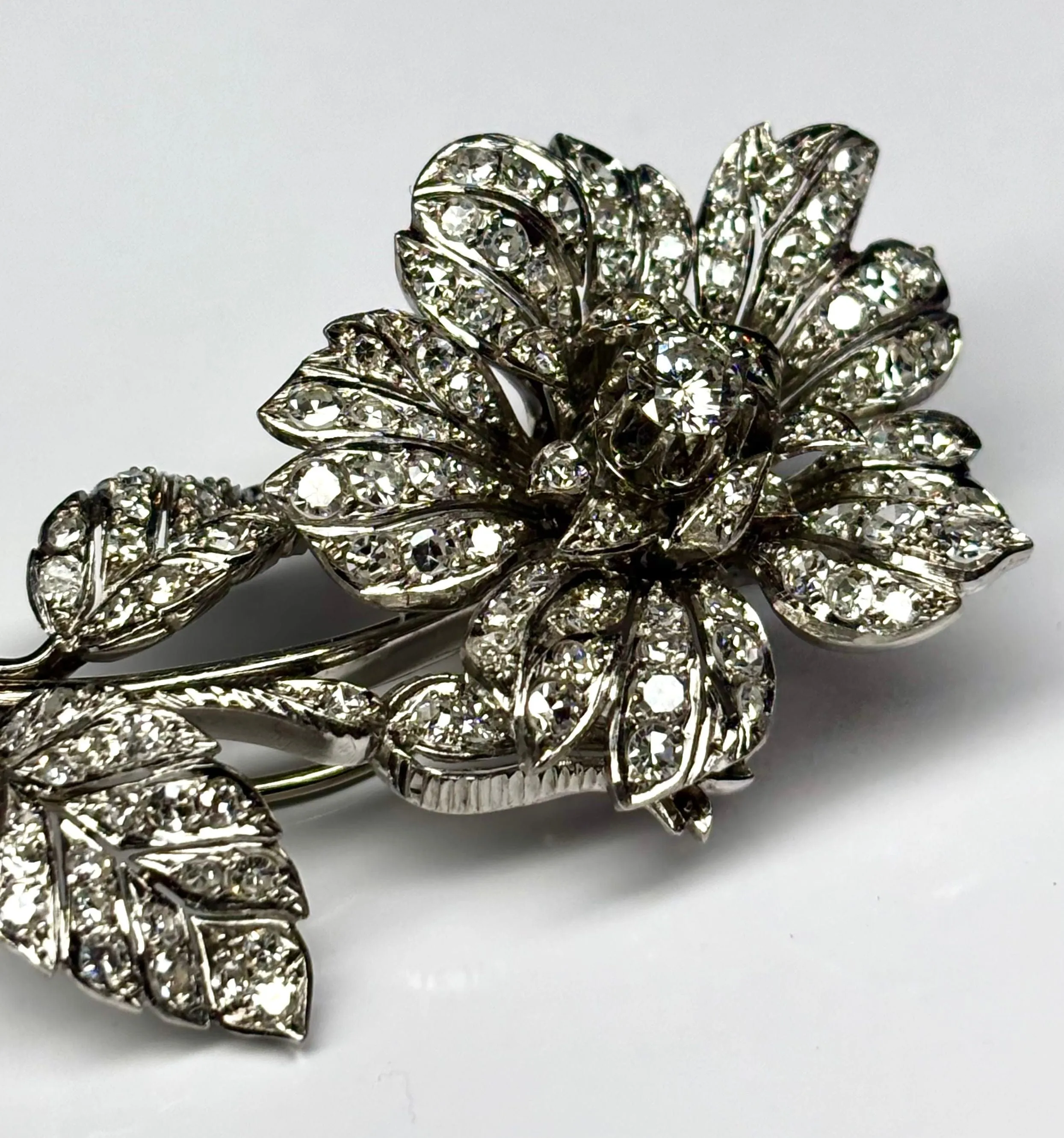 Broche florale rétro en or blanc et diamants – années 40 sold by 58 Facettes product image thumbnail 4