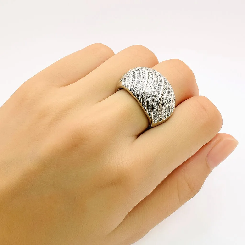 Bague en or blanc au design ondulé et pavé de diamants et de baguettes sold by 58 Facettes product image thumbnail 2