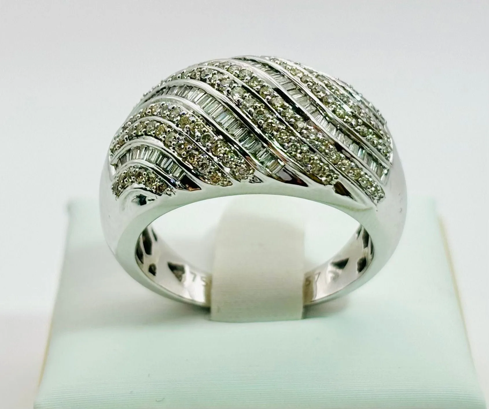 Bague en or blanc au design ondulé et pavé de diamants et de baguettes sold by 58 Facettes product image thumbnail 4