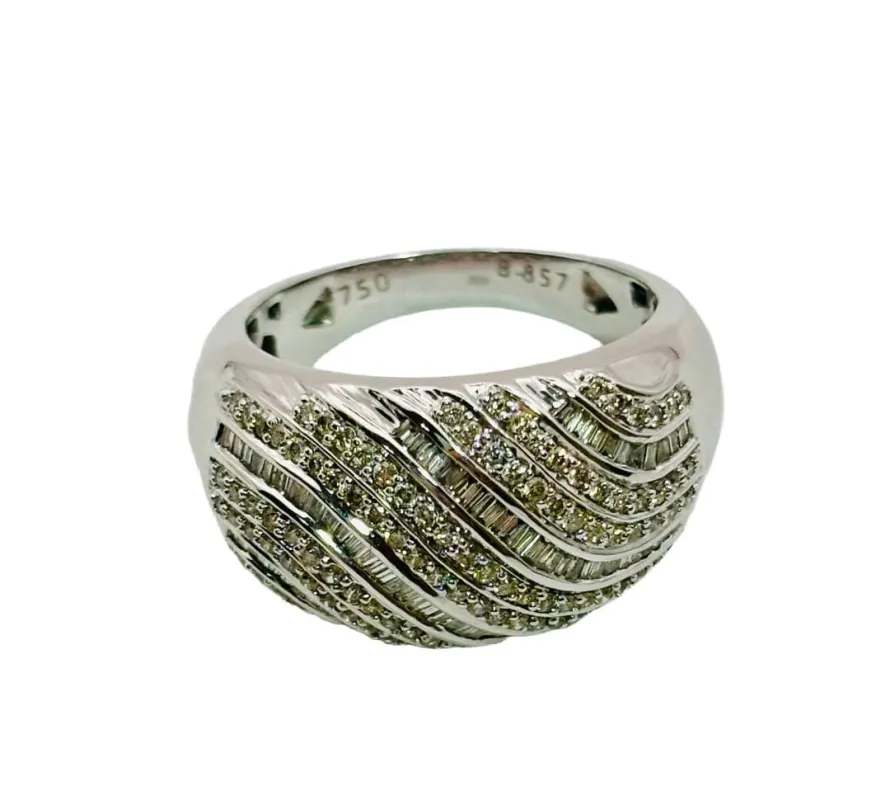 Bague en or blanc au design ondulé et pavé de diamants et de baguettes sold by 58 Facettes