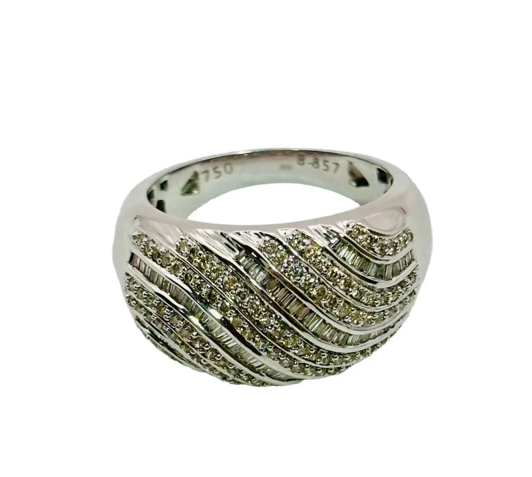 Bague en or blanc au design ondulé et pavé de diamants et de baguettes sold by 58 Facettes