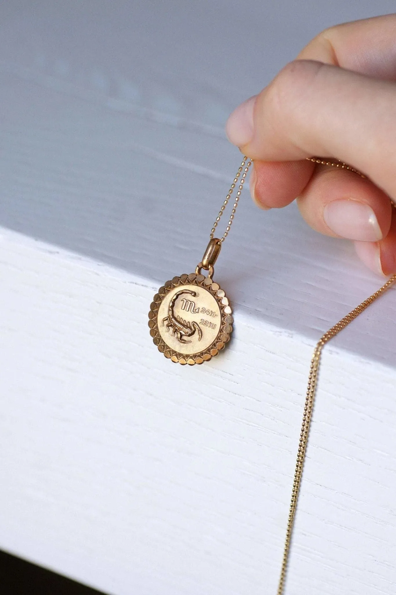 Médaille Zodiaque vintage Scorpion en or sold by 58 Facettes product image thumbnail 5