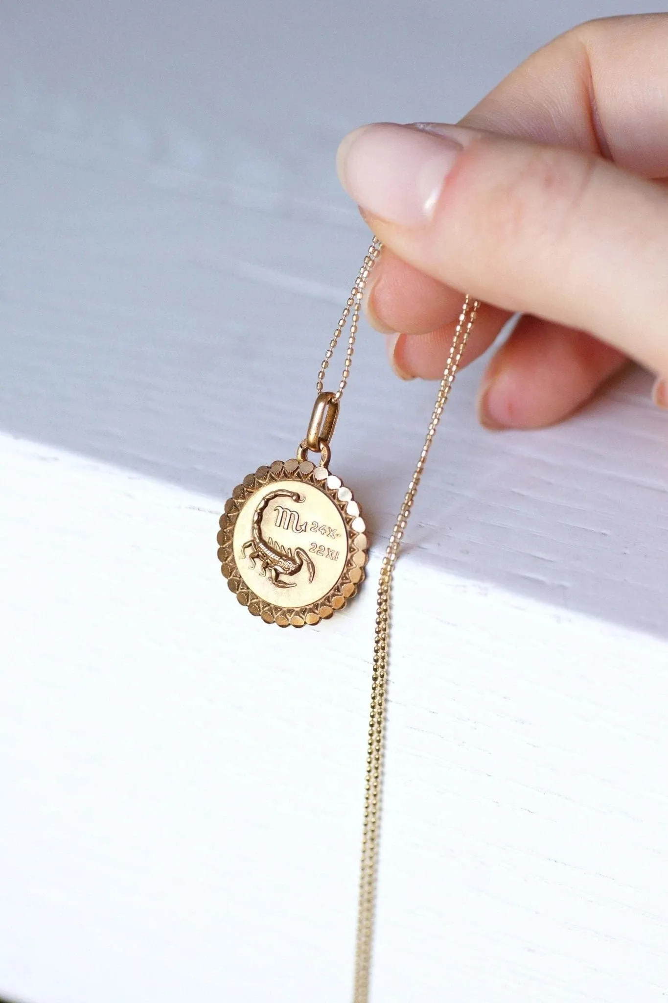 Médaille Zodiaque vintage Scorpion en or sold by 58 Facettes product image thumbnail 3