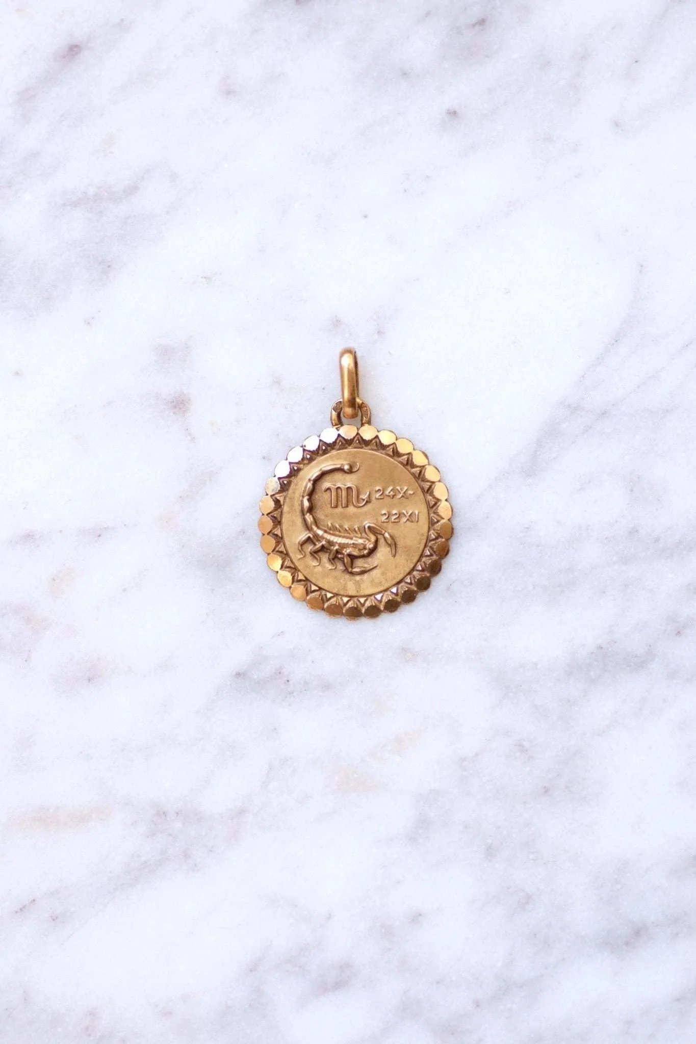 Médaille Zodiaque vintage Scorpion en or sold by 58 Facettes product image thumbnail 4